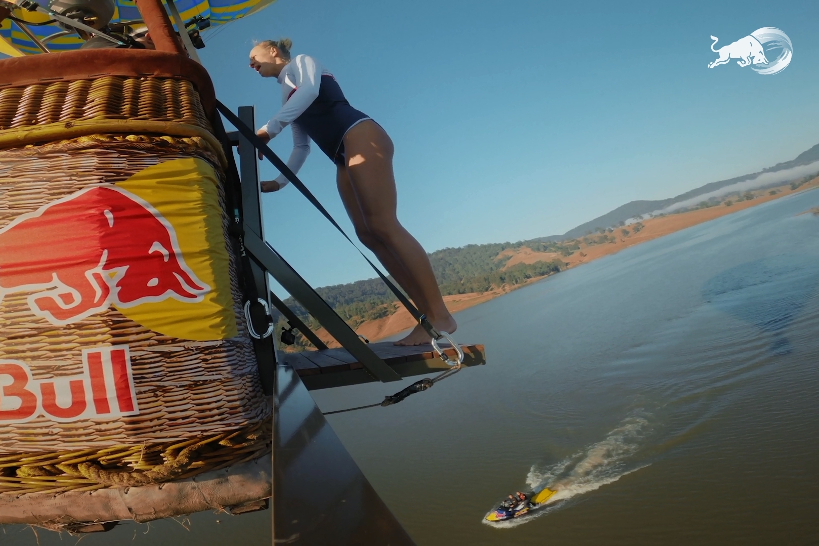 Extrémní skokanka Ifflandová jako první skočila do vody z letícího balonu