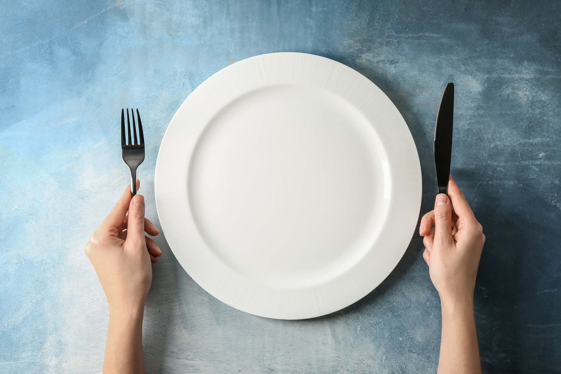 Лишняя тарелка на столе. Тарелка на столе. Тарелка вилка нож. Пустая тарелка. Пустая тарелка на столе.