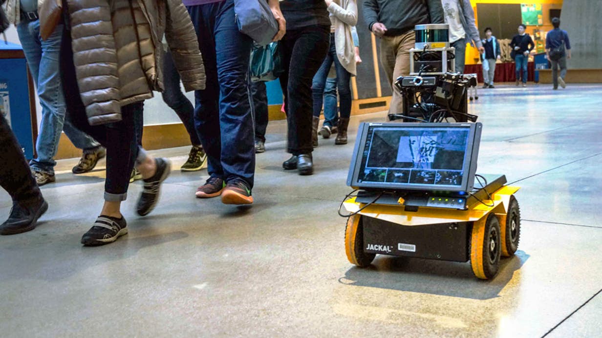 Náročná škola: Jak se roboti se učí správě pohybovat mezi lidmi? | 100 ...