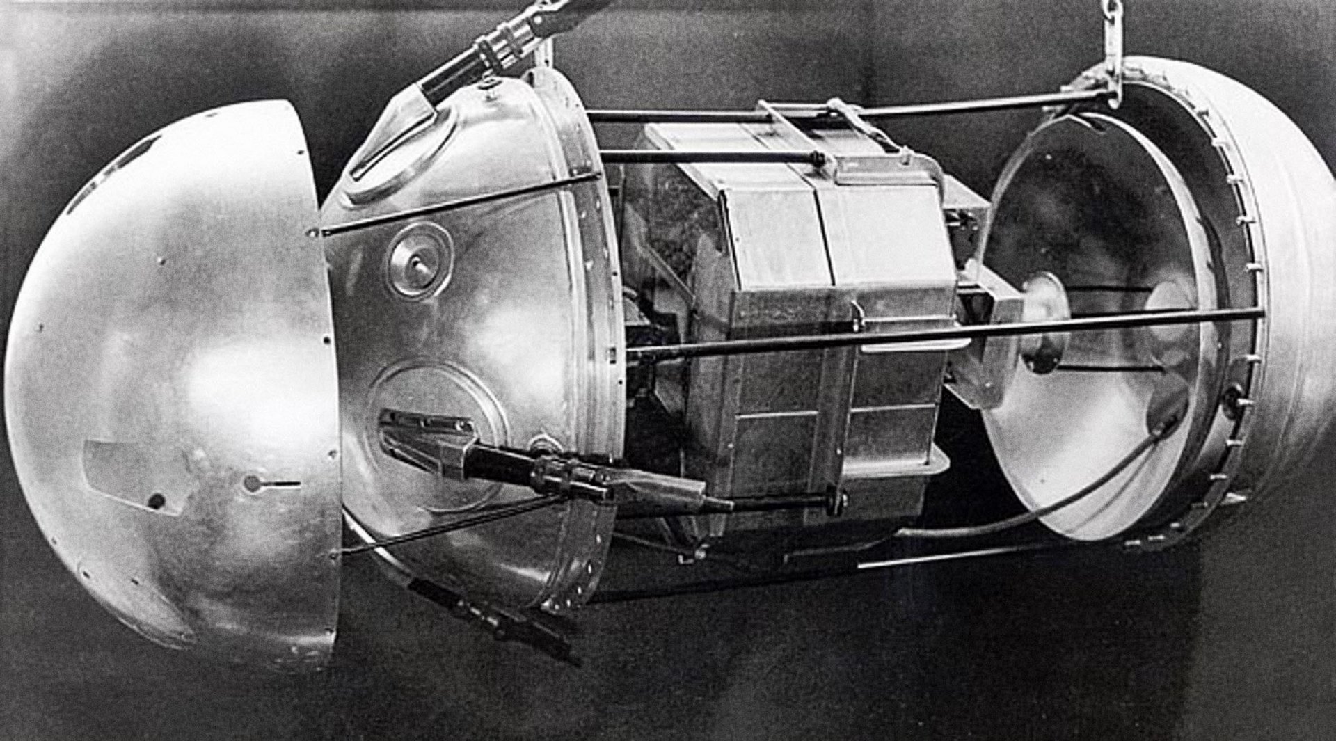 1957 первый в истории искусственный спутник. Первый Спутник земли запущенный 4 октября 1957 СССР. ПС-1 Спутник. Первый ИСЗ Спутник СССР. Искусственный Спутник земли 1957.