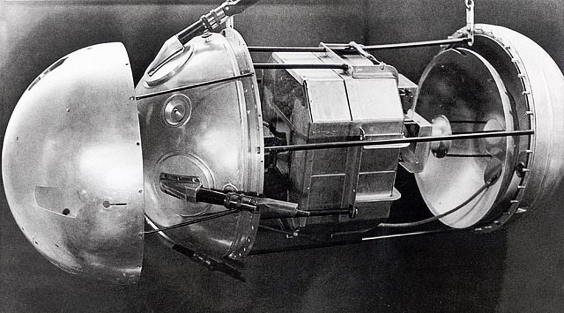 Sputnik. Первый искусственный Спутник земли 1957. Первый Спутник земли запущенный 4 октября 1957 СССР. «ПС-1» («простейший Спутник-1»).. Запущен первый искусственный Спутник земли Спутник-1. (СССР)..