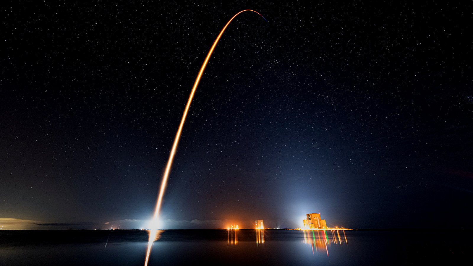 Další úspěch SpaceX: Kosmická loď Crew Dragon vyrazila ...