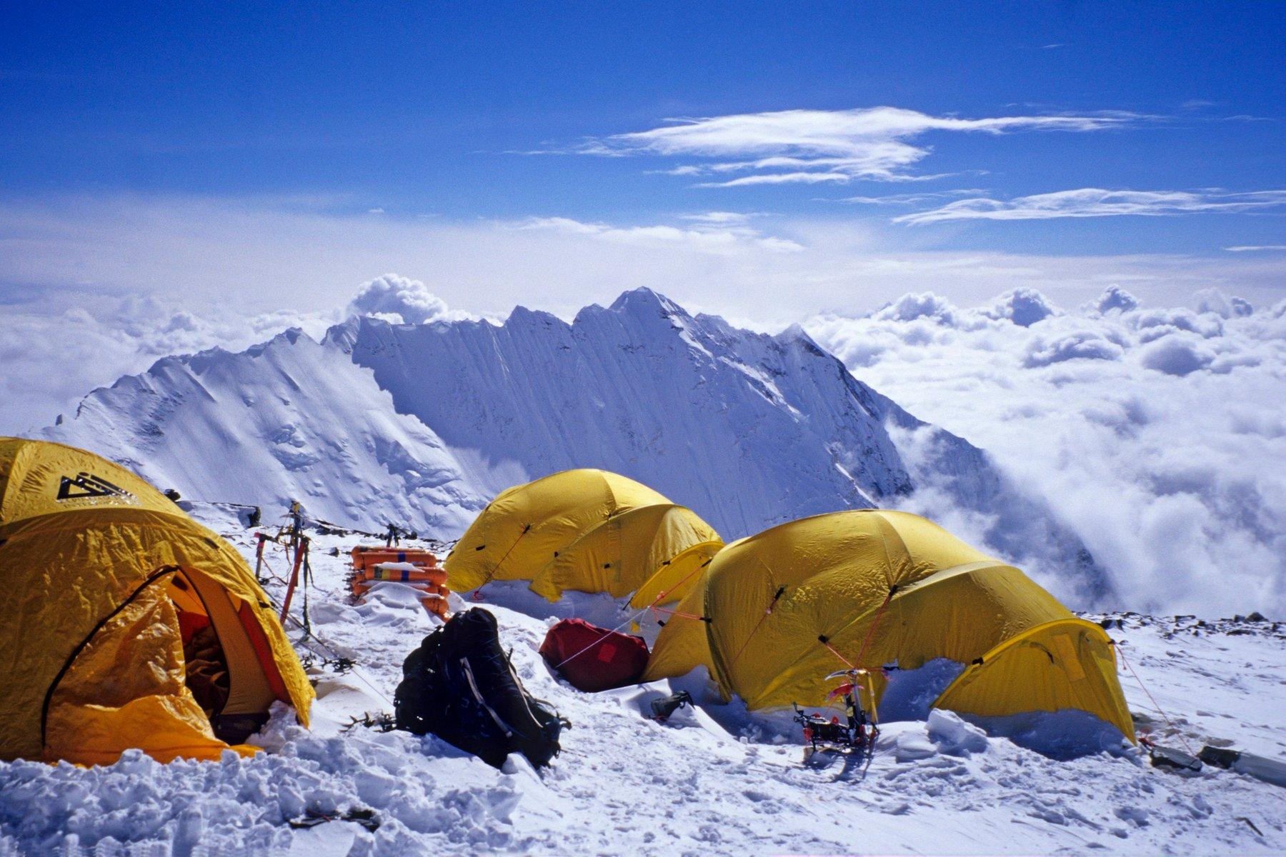 Mount Everest Nejvyšší hora světa stále častěji láká sváteční lezce