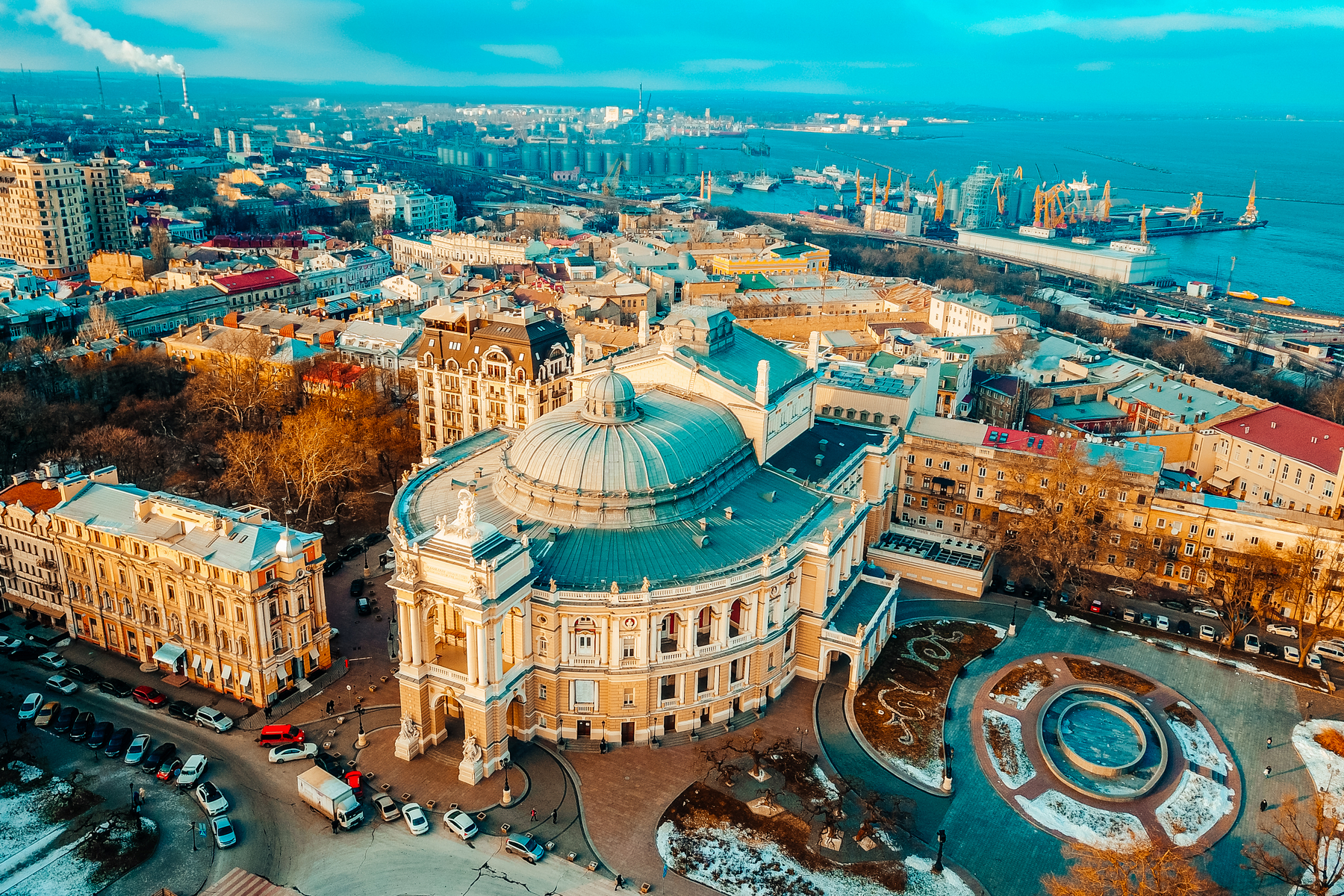 <p>Mezi dominanty milionového černomořského přístavu patří obnovená budova národního divadla a opery z roku 1887. <em>(foto: Shutterstock)</em></p>