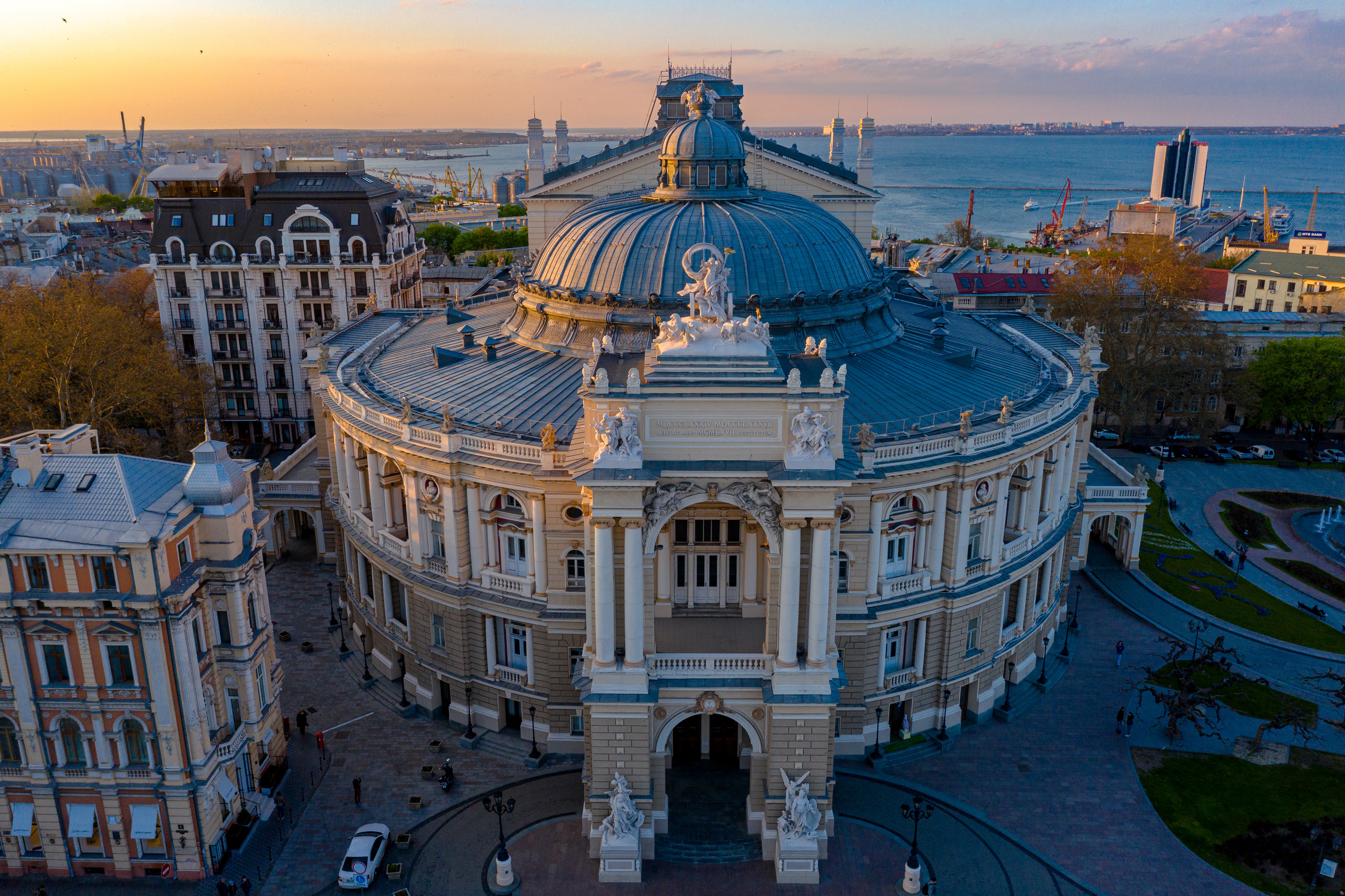 <p>Oděské národní akademické divadlo opery a baletu. <em>(foto: Unsplash, Alexey Savchenko, CC0)</em></p>
