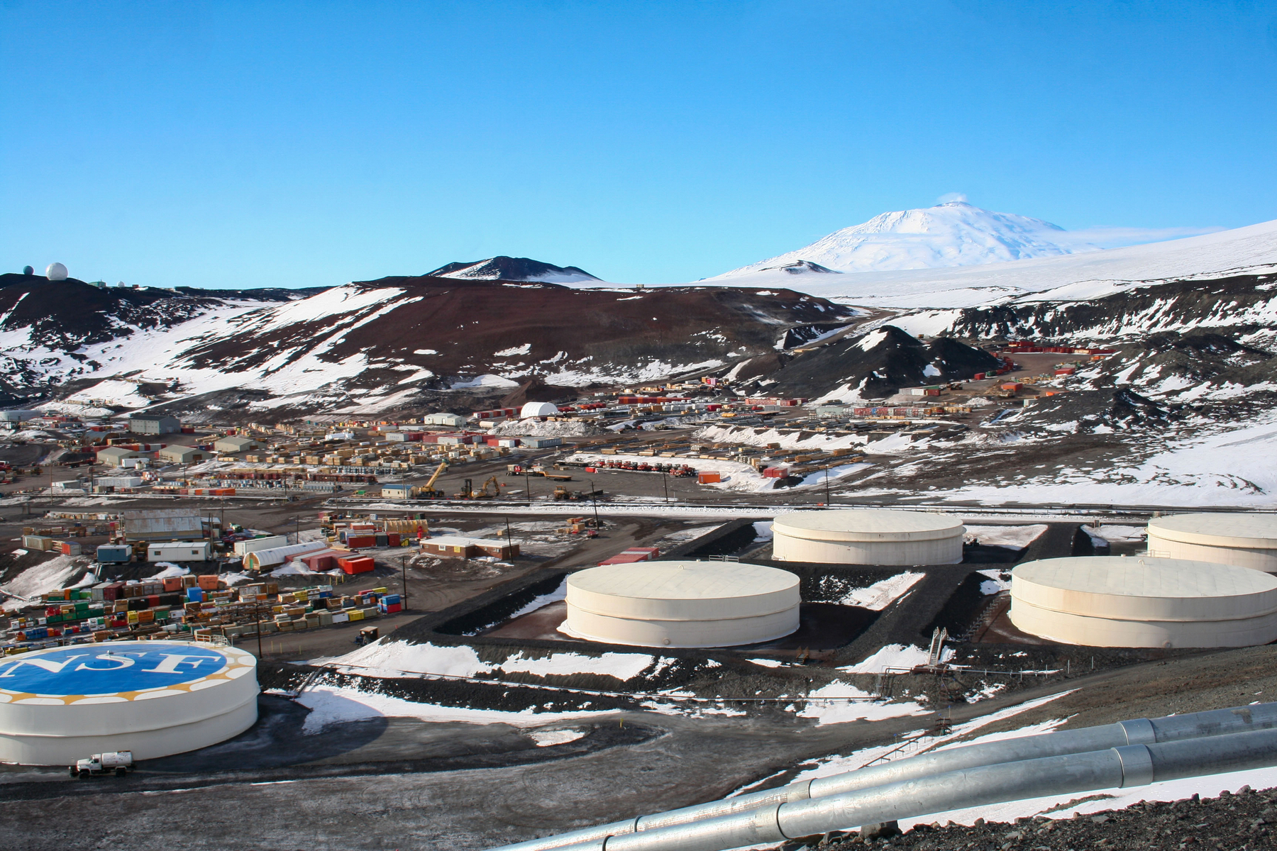 <p>Americká základna McMurdo na ostrově Jamese Rosse je největší výzkumnou stanicí v Antarktidě, s kapacitou přes tisíc osob. Jde také o jediný námořní přístav na kontinentu.</p>