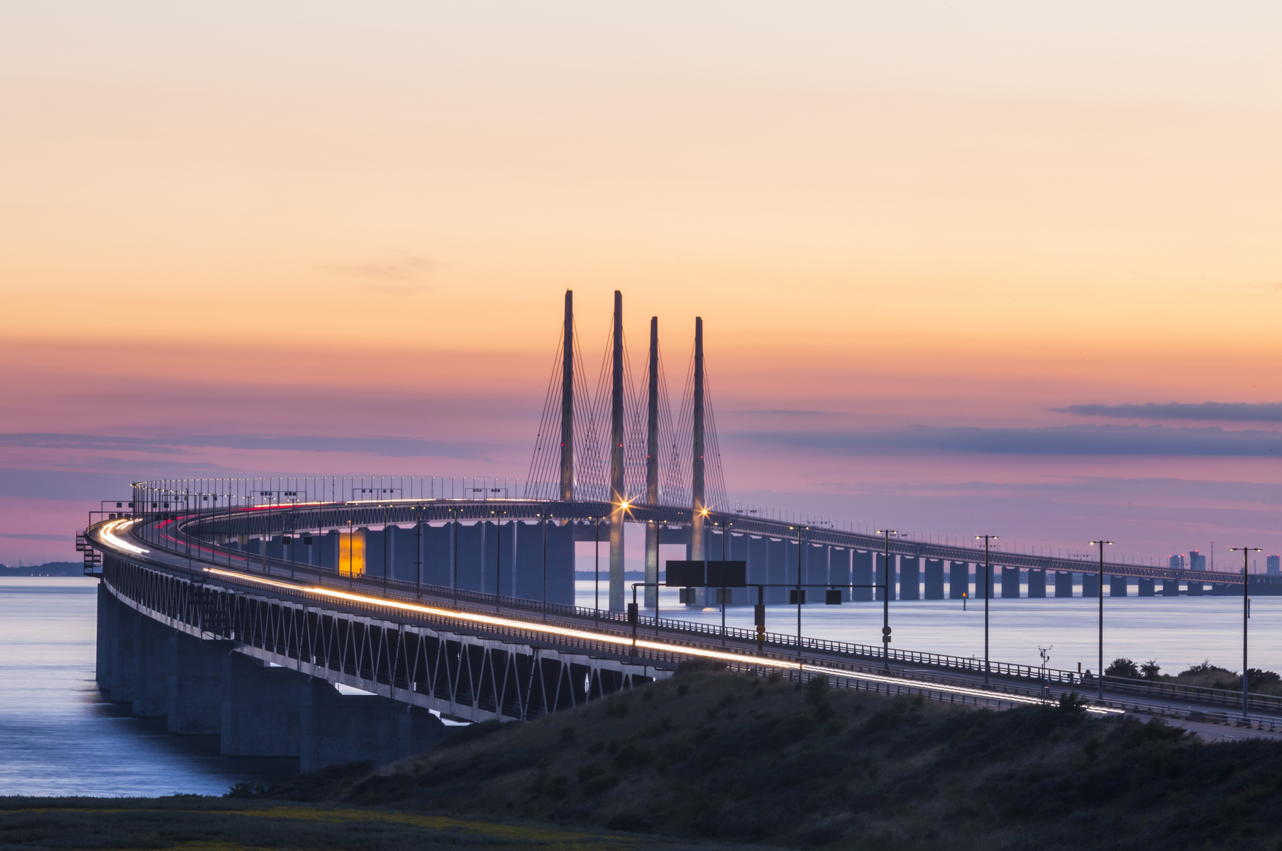 Öresundský most tvoří čtyřkilometrový umělý ostrov, tunel o stejné délce a most měřící bezmála 8 km.