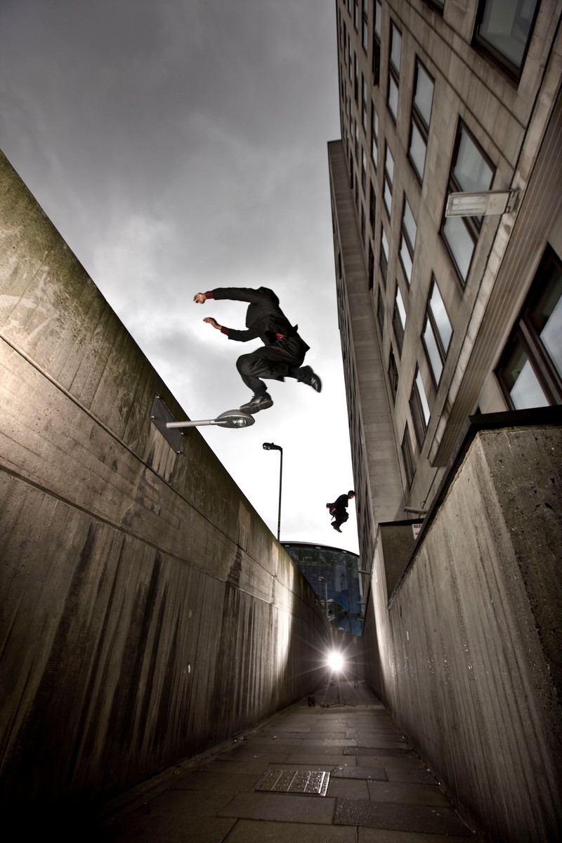 Parkur Freerunning: Město plné překážek -<p>Při hledání cesty městem je nejlepší se spolehnout na vlastní nohy – a vyznavači tzv. parkuru přivedli uvedené tvrzení k dokonalosti. Zatímco koně při parkuru zdolávají uměle vztyčené překážky, ve variantě, jejíž popularita roste od 80. let 20. století, překonávají běžci zlézáním či přeskakováním spletitou městskou zástavbu. Důležitá je přitom bezpečnost a přesnost.</p><p>Na rozdíl od parkuru, který se považuje hlavně za způsob přesunu mezi body A a B, rozšiřuje tzv. freerunning běžecké umění o snahu předvést se před ostatními. <strong>Freerunneři tak využívají veškeré dovednosti získané při parkuru k tomu, aby překážky zdolávali pomocí přemetů, odráželi se od kolmých zdí a aby zkrátka žádný jejich skok nebyl obyčejný</strong>.</p>
