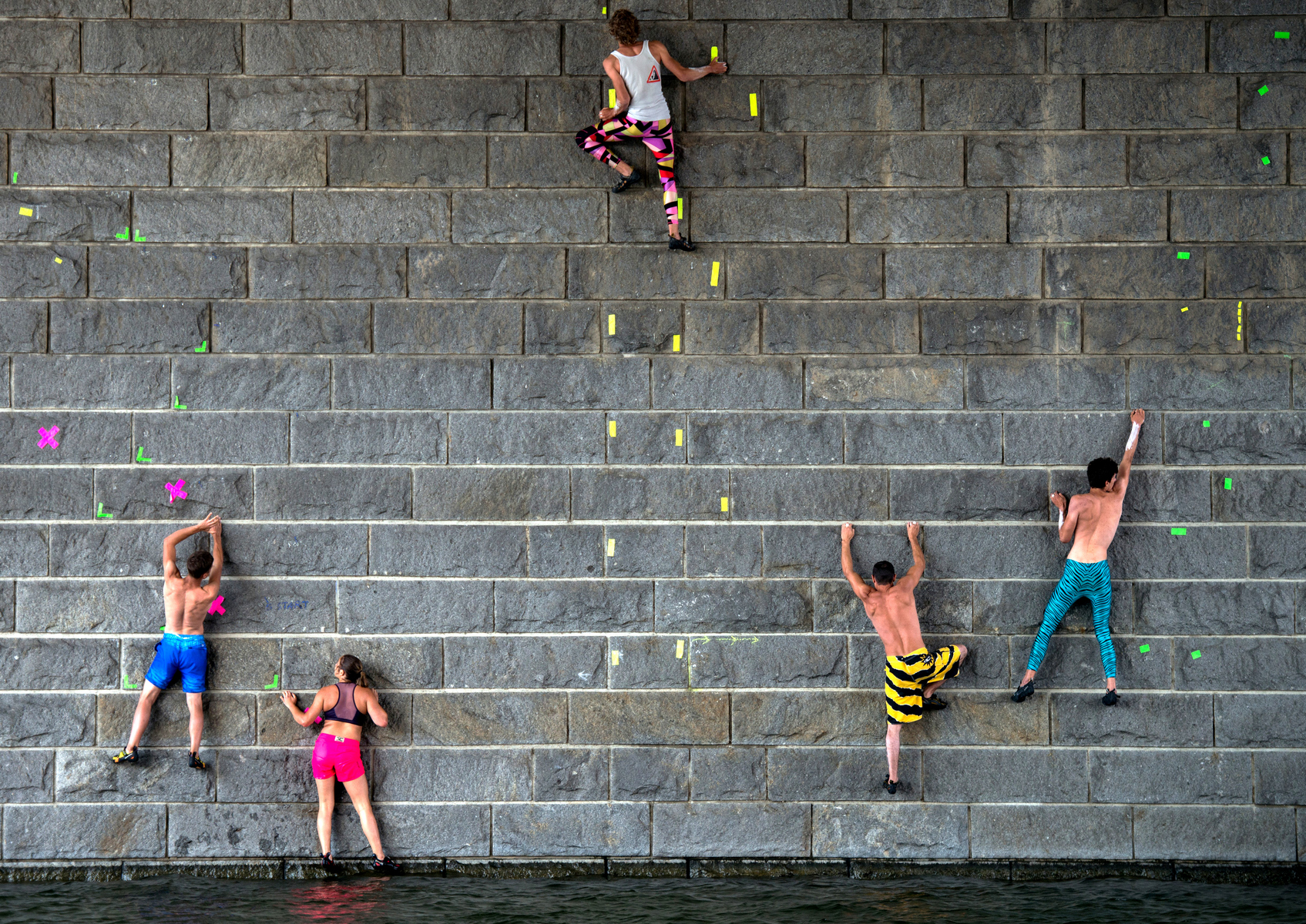 Urban bouldering -<p>Vedle nezákonného lezení existují také soutěže v tzv. urban boulderingu, kdy se závodí na předem stanovených trasách. Ve Vídni se jedno takové klání – pod názvem Urban Waters Cup – konalo loni v obloucích mostu Reichsbrücke. </p>