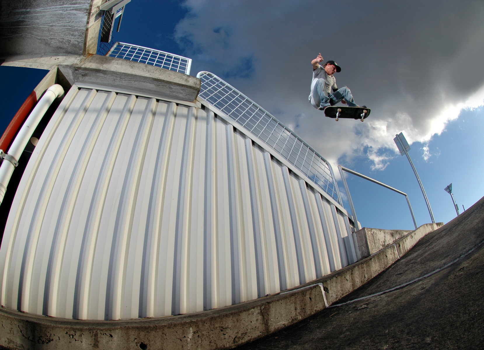 Skateboarding: Prkna, která zdolávají svět -<p>Od svého zrodu ve 40. letech 20. století se ježdění na skateboardech vyvinulo do mnoha směrů a v žádném případě již není pouze výsadou mládeže řádící v parcích se speciálním zábradlím a rampami. <strong>Zdolávání města na skateboardech sice představuje značnou výzvu, překvapivě je však zároveň daleko bezpečnější</strong> – na silnicích a v zástavbě se zraní asi jen 9 % jezdců. </p>