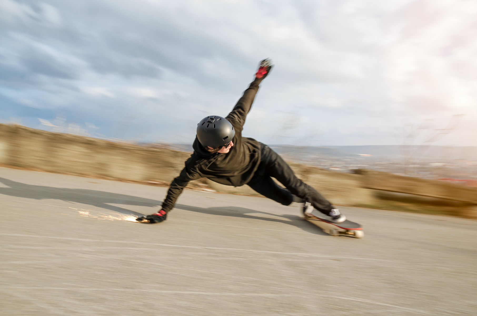 Longboarding: S koly pevně na zemi -<p>Longboardy vznikly úpravou skateboardů: Prkno měří okolo jednoho metru a úzká kolečka určená k demonstrování triků se rozšířila, aby lépe přilnula k povrchu. Víc než o předvádění jde ovšem o požitek z jízdy, kterou si sportovci často zpříjemňují tzv. tancováním, při němž se různě naklánějí a ladným přenášením váhy zatáčejí. Delší a stabilnější prkna pak přímo vyzývají k závodění ve sjezdu.  </p>