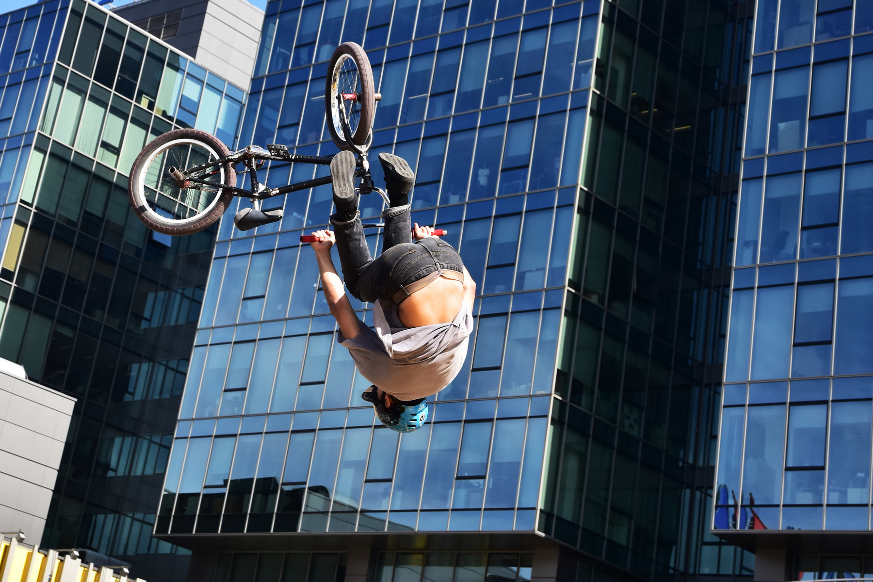 Street BMX: Z přírody do ulic -<p>Původní BMX kola byla určena k závodům ve speciálně upraveném terénu. Jednoho dne si však milovníci adrenalinu řekli, že <strong>pokud se bicykl hodí k překonávání kopců a různých skoků, je ideální také pro „boj“ s džunglí velkoměsta</strong>. Pouliční ježdění se rozšířilo v 80. letech 20. století a víc než na rychlosti staví na krkolomných tricích a jejich ladném provedení. </p>