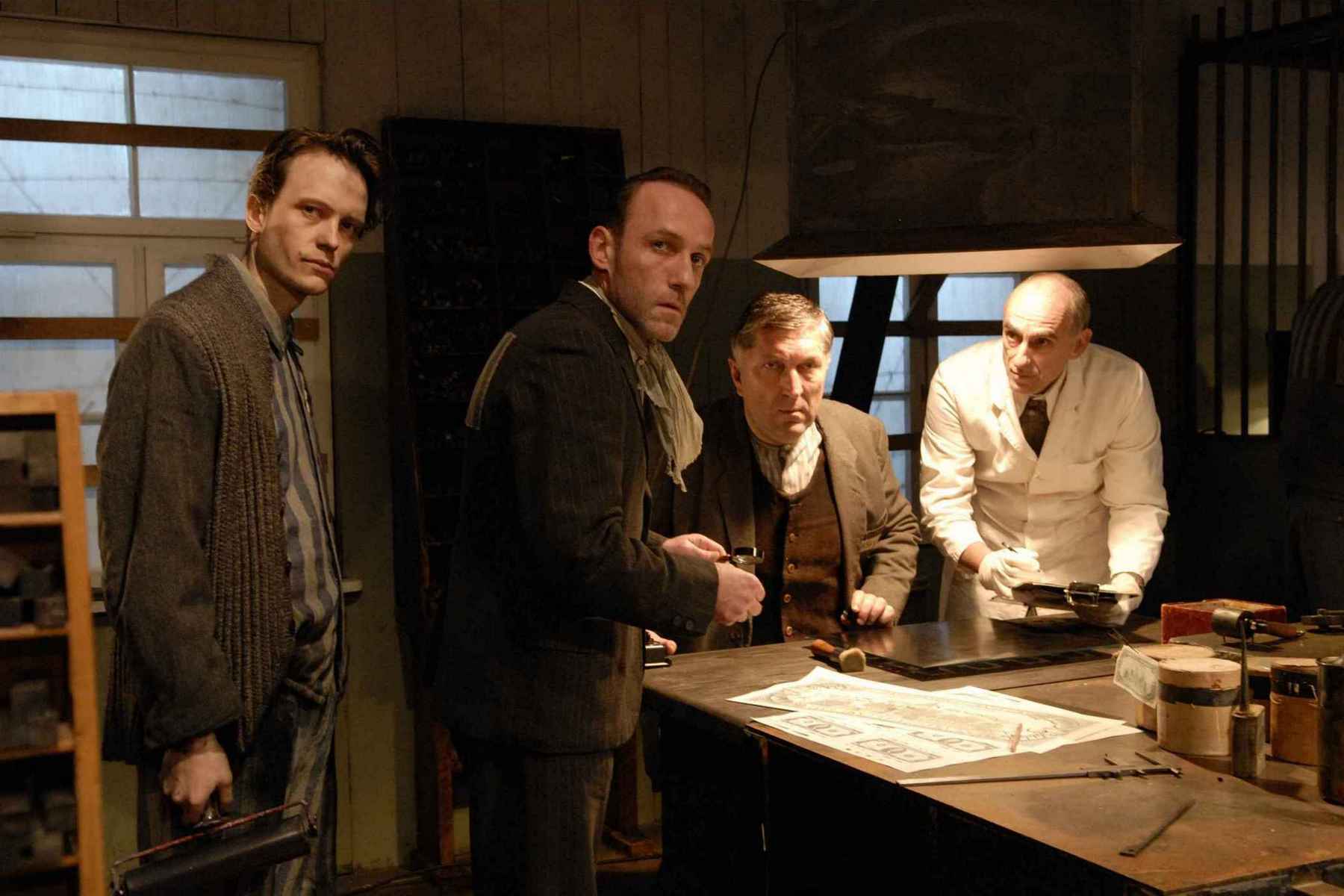 Památkáři -<p>Film Památkáři se inspiroval skutečným příběhem odborníků, kteří po boku spojeneckých vojsk zachraňovali umělecké poklady. Měl premiéru v únoru a objevují se v něm herci zvučných jmen: John Goodman, Bill Murray, Kate Blanchettová, George Clooney nebo Matt Damon.</p>