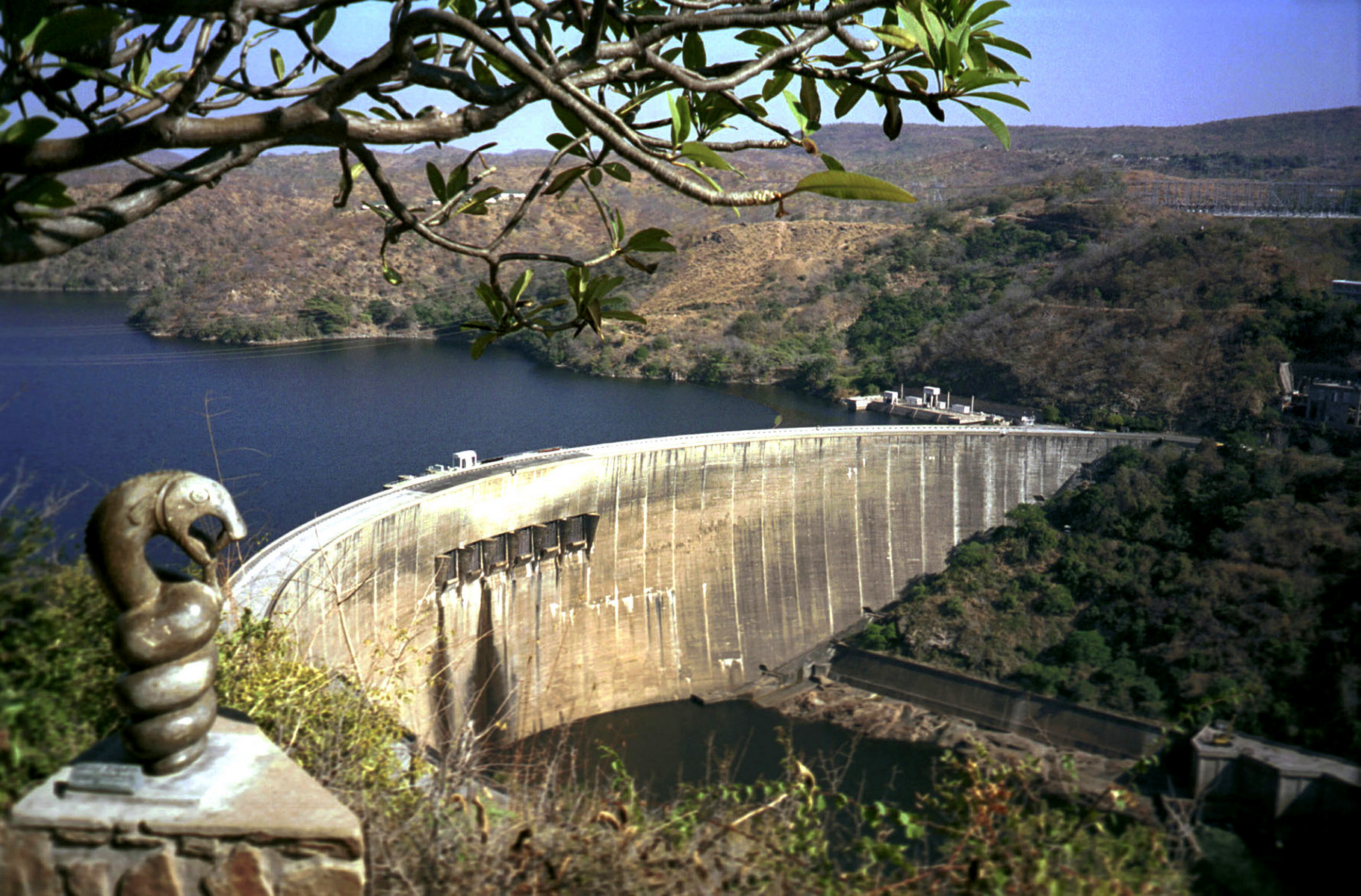 Přehrada Kariba v africkém Zimbabwe patří k opravdovým gigantům – měří 280 kilometrů a její kapacita dosahuje 185 kilometrů krychlových.