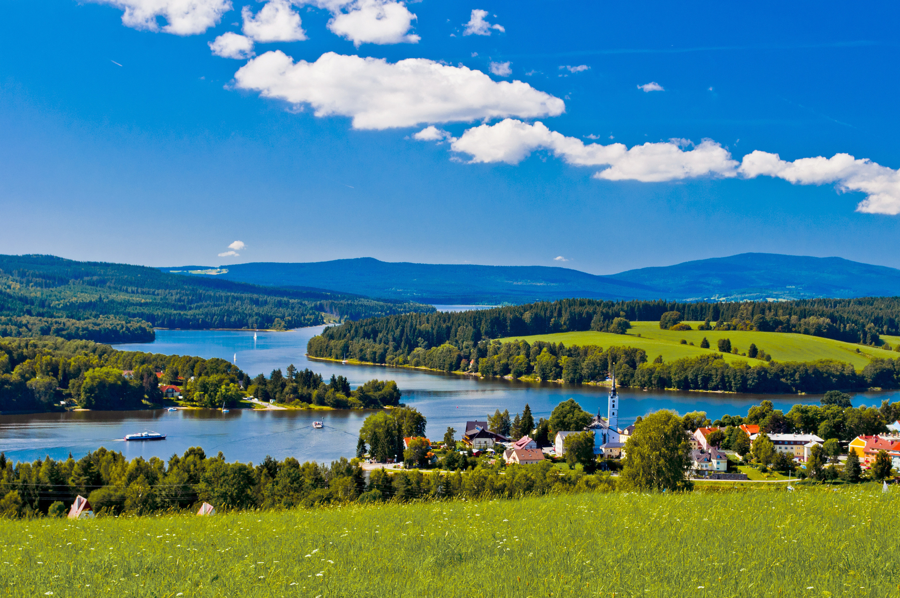 Největší přehradou v ČR je co do plochy Lipno. Proti světovým rekordmanům je však trpaslíkem: zabírá 49 km² a dokáže zadržet přibližně 0,3 km³ vody.