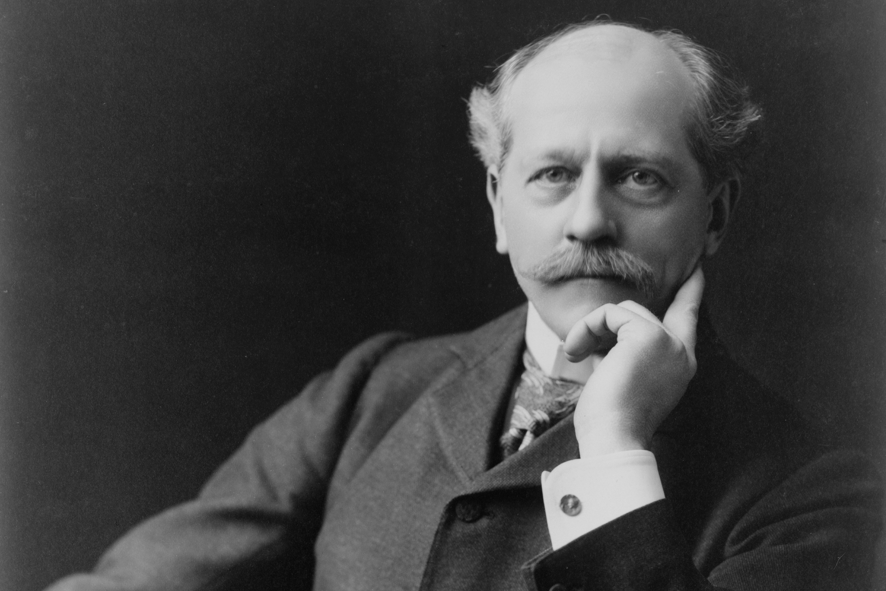 Percival Lowell se intenzivně věnoval studiu Marsu a snažil se prokázat umělý původ marsovských kanálů. Díky svým výpočtům předpověděl také existenci Pluta, které bylo objeveno 14 let po jeho smrti.