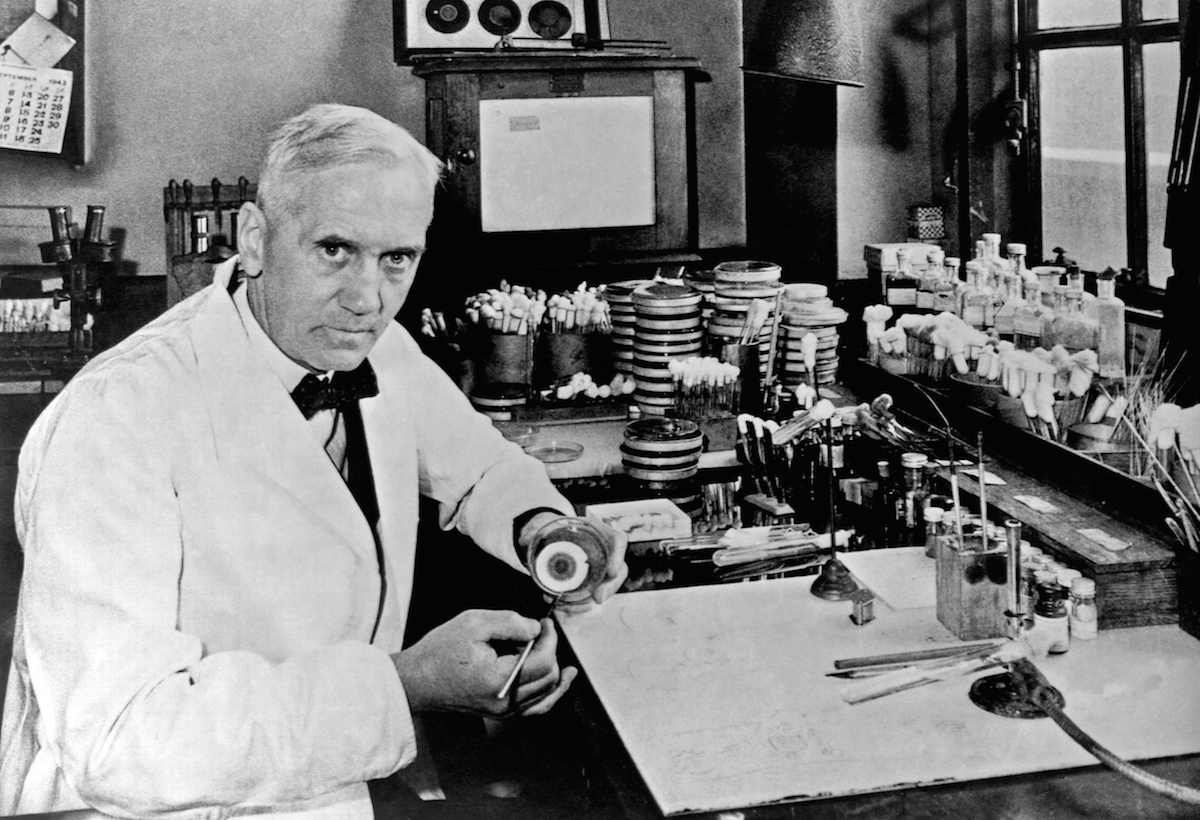 <p>Nejrozšířenějším medikamentem druhého globálního konfliktu se stal penicilin, který objevil skotský lékař Alexander Fleming.</p>
