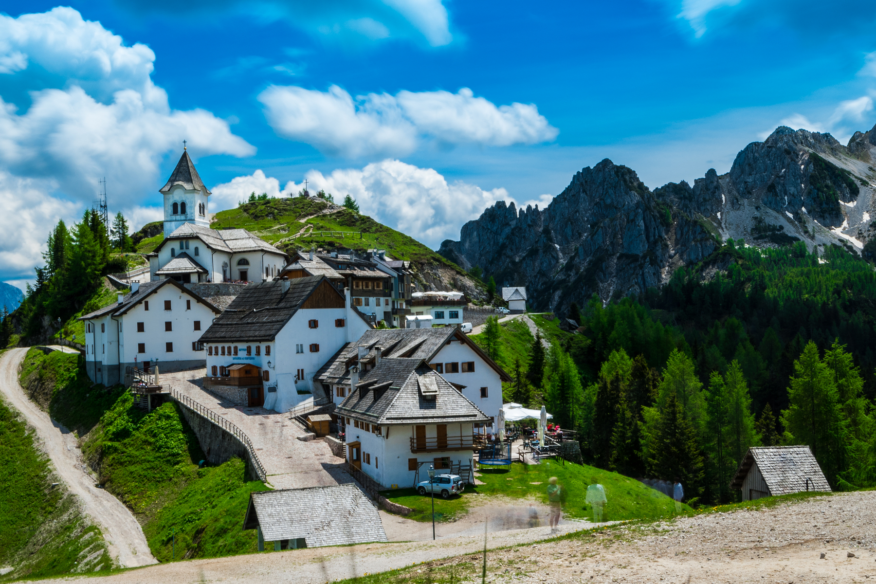 <p>Monte Lussari dnes nabízí především vyhledávaná lyžařská střediska a vynikající gastronomii</p>