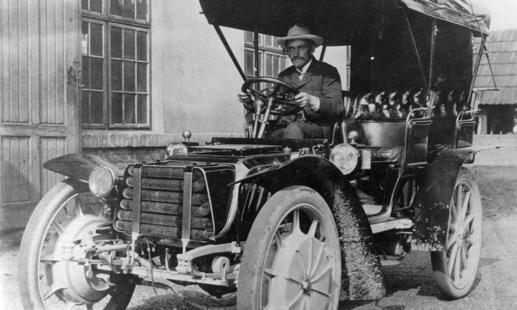 <p>Hybridní elektromobil Lohner-Porsche.</p>