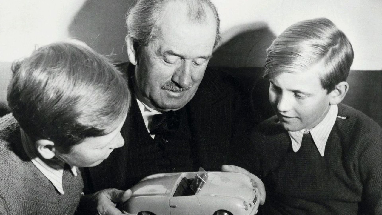<p>Ferdinand Porsche se svými vnuky Alexanderem a Piëchem.</p>