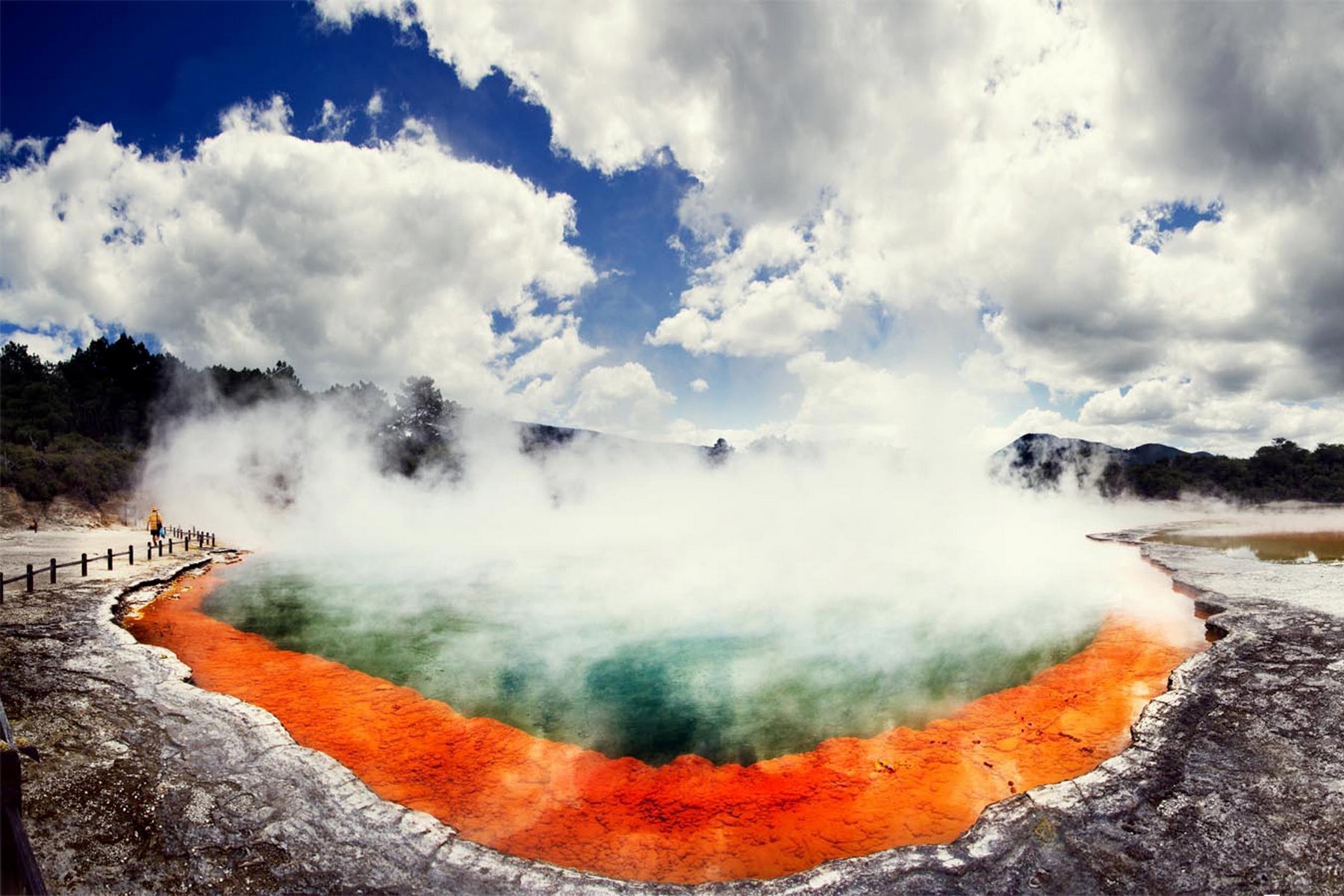 <p>Jezeo Champagne pool je podobně jako šampaňské nasyceno stoupajícími bublinkami. Permanentně z něj navíc stoupá sirná pára.</p>