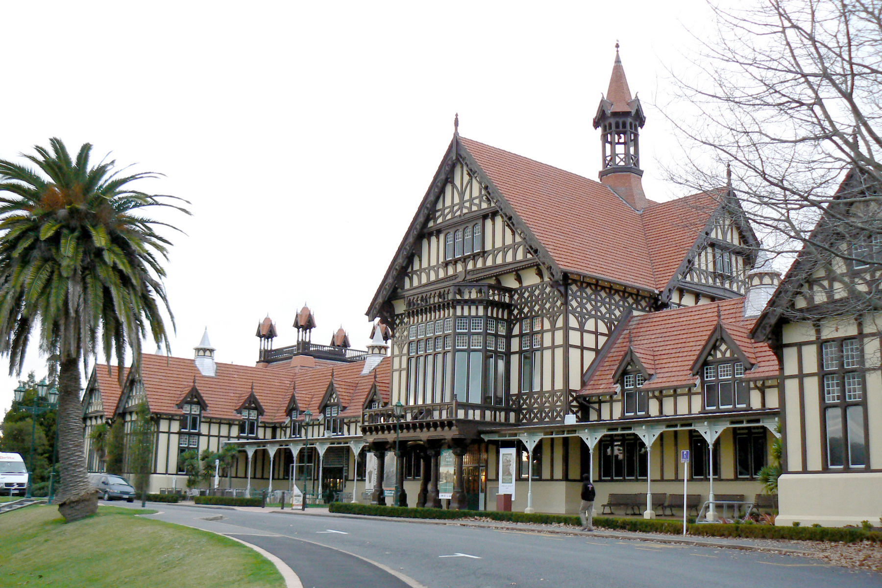 <p>Dominantou města Rotorua je muzeum vybudované v objektu bývalých lázní, Tudor Towers.</p>