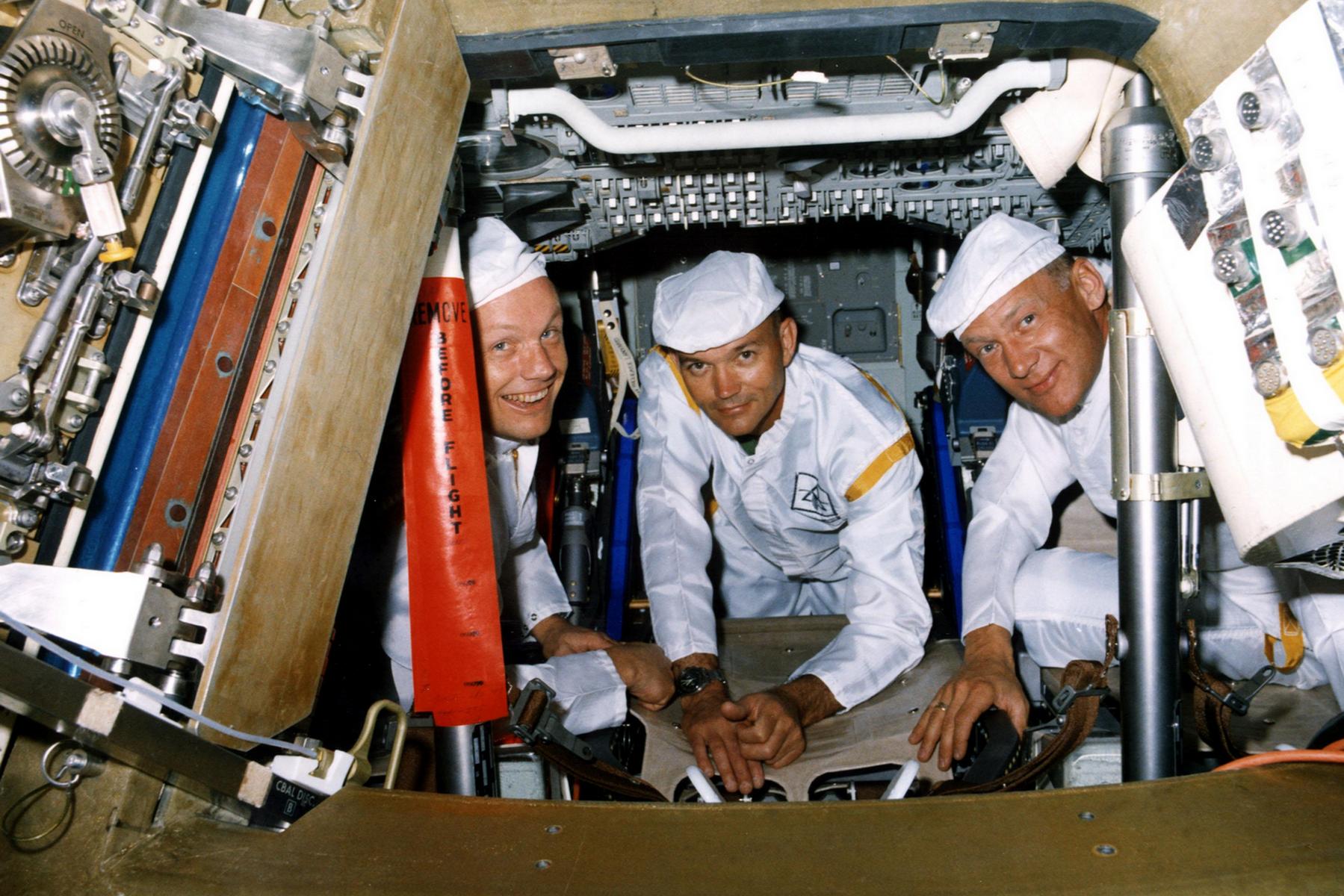 <p>Armstrong, Collins a Aldrin (zleva) trénují nouzové opuštění kabiny Apolla 11.</p>