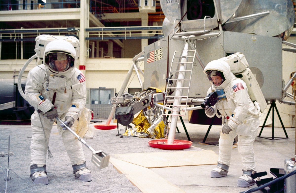 <p>Tréninkový odběr vzorků v houstonském středisku: Aldrin sbírá, Armstrong filmuje. Každý krok přistání na Měsíci se pečlivě plánoval.</p>