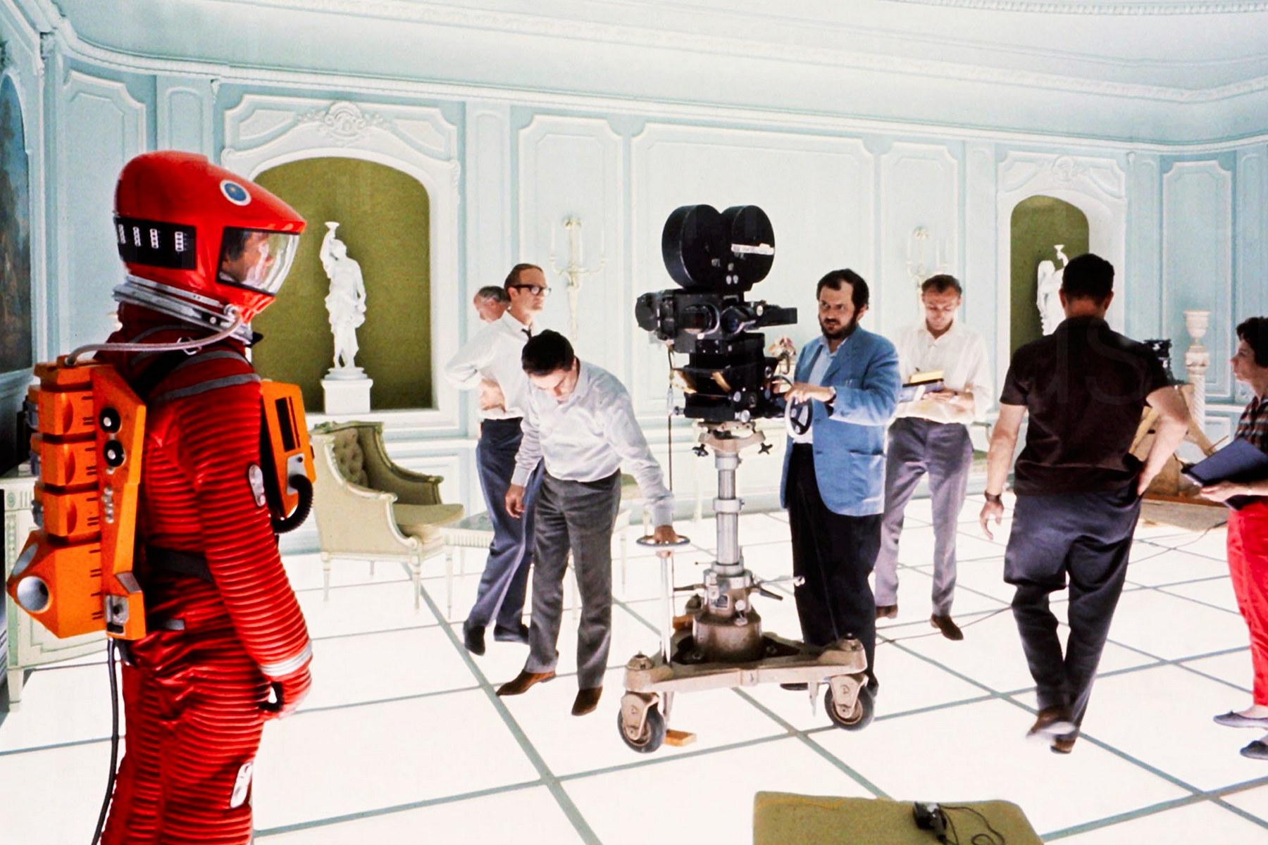 <p>Hlavním „podezřelým“ z výroby inscenovaných snímků se stal režisér Stanley Kubrick (za kamerou při natáčení filmu 2001: Vesmírná odysea).</p>