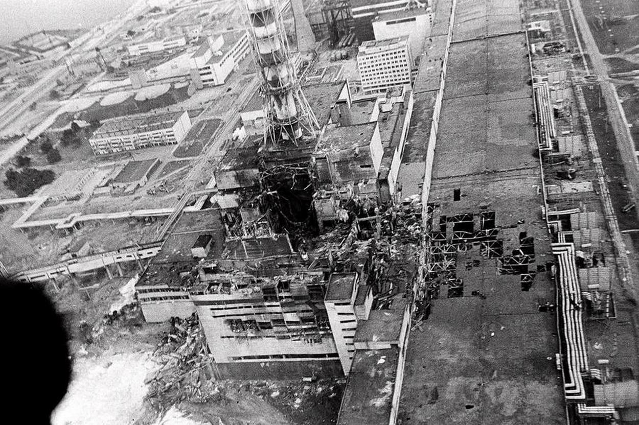 <p>Exploze, která 26. dubna 1986 roztrhla nádobu černobylského reaktoru, a následný požár, jenž trval 10 dnů, měly za následek významný únik radioaktivních materiálu do životního prostředí.</p>