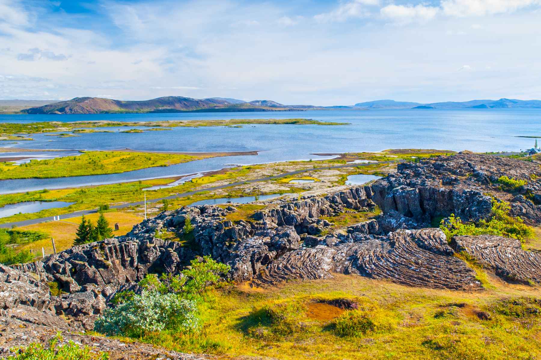 <p>Jeden z nejstarších parlamentů světa, Althing, vznikl v oblasti dnešního národního parku Thingvellir. Nezůstaly však po něm žádné stopy, a o jeho působení tak vyprávějí jen legendy.</p>