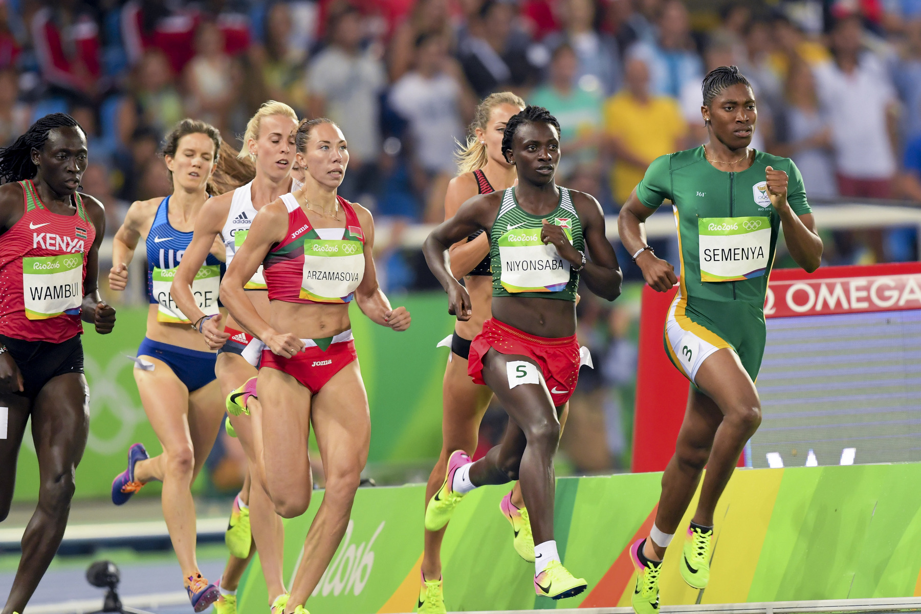<p>Díky vysoké hladině testosteronu je <strong>Caster Semenyaová</strong> (v čele) podle IAAF oproti soupeřkám ve výhodě.</p>
