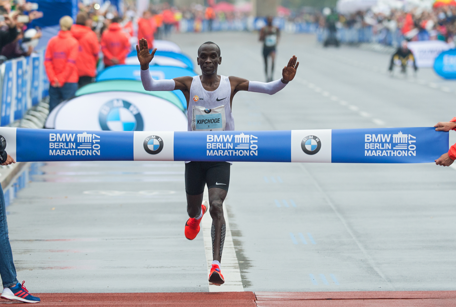 <p>Aktuálně nejrychlejší maratonec světa <strong>Eliud Kipchoge</strong> hodlá závod dlouhý 42 km zaběhnout pod dvě hodiny.</p>