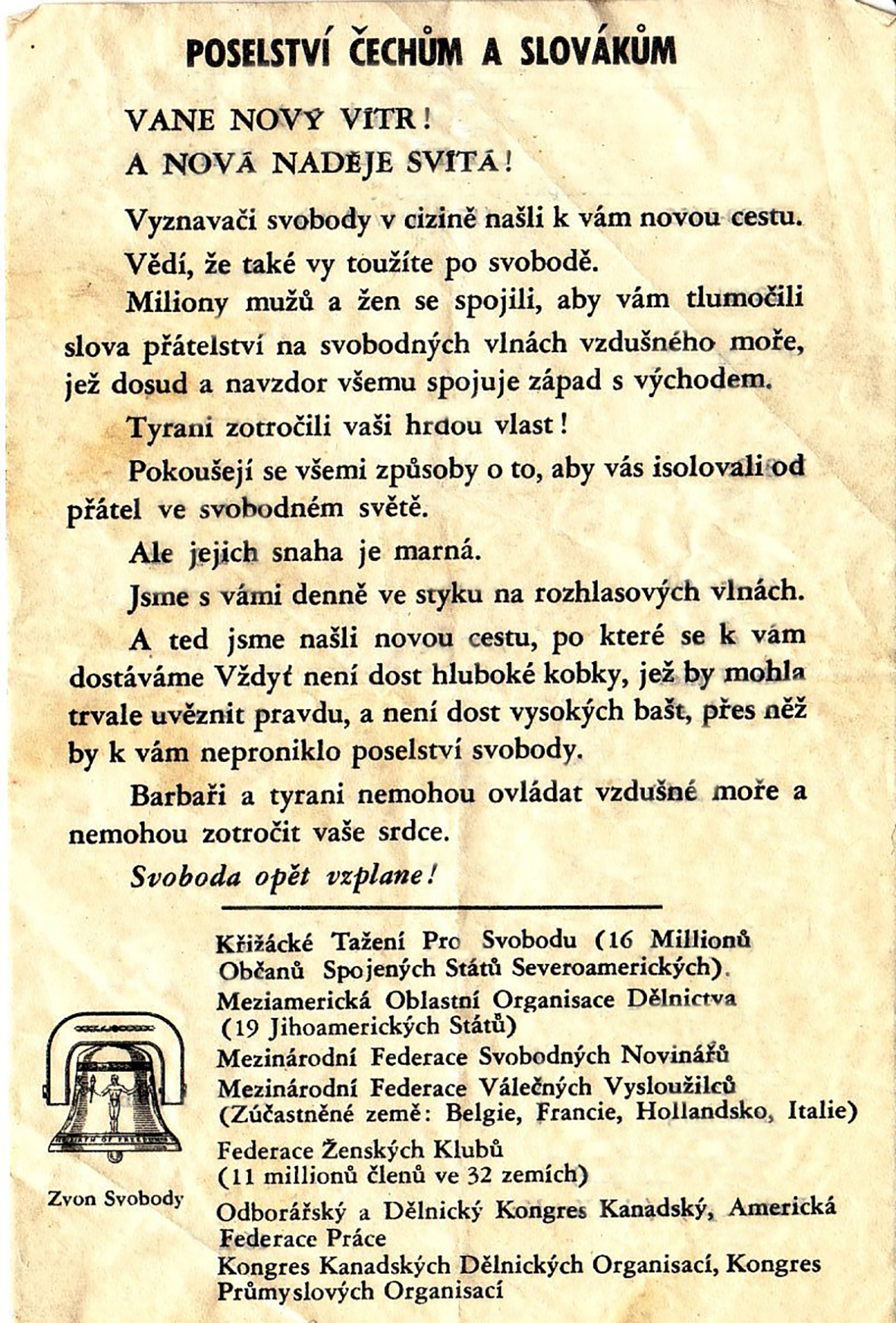 <p>První leták Svobodné Evropy z roku 1951. Na opačné straně obsahoval přehled vlnových délek západních rozhlasových stanic, protože letákové akce byly propojeny s vysíláním. Letáky oznamovaly programy, na které se nesmělo v Československu upozorňovat, a ve vysílání se zase ohlašovalo vypouštění balonů.</p>