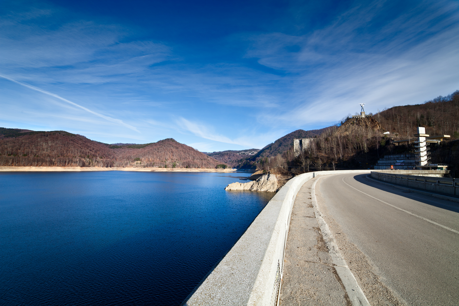 <p>Transfagarašská silnice vede i přes umělé jezero Vidraru.</p>