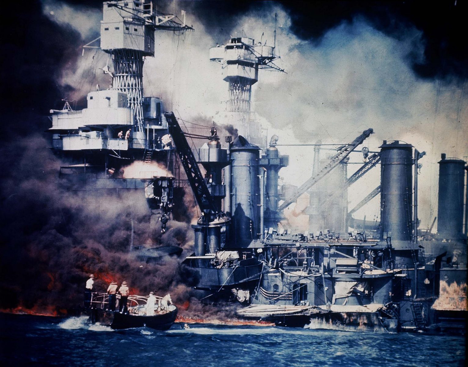<p><strong>Malý člun zachraňuje členy posádky bitevní lodi USS West Virginia.</strong> <em>(zdroj: Wikimedia Commons, C-5904, volné dílo CC0)</em></p>