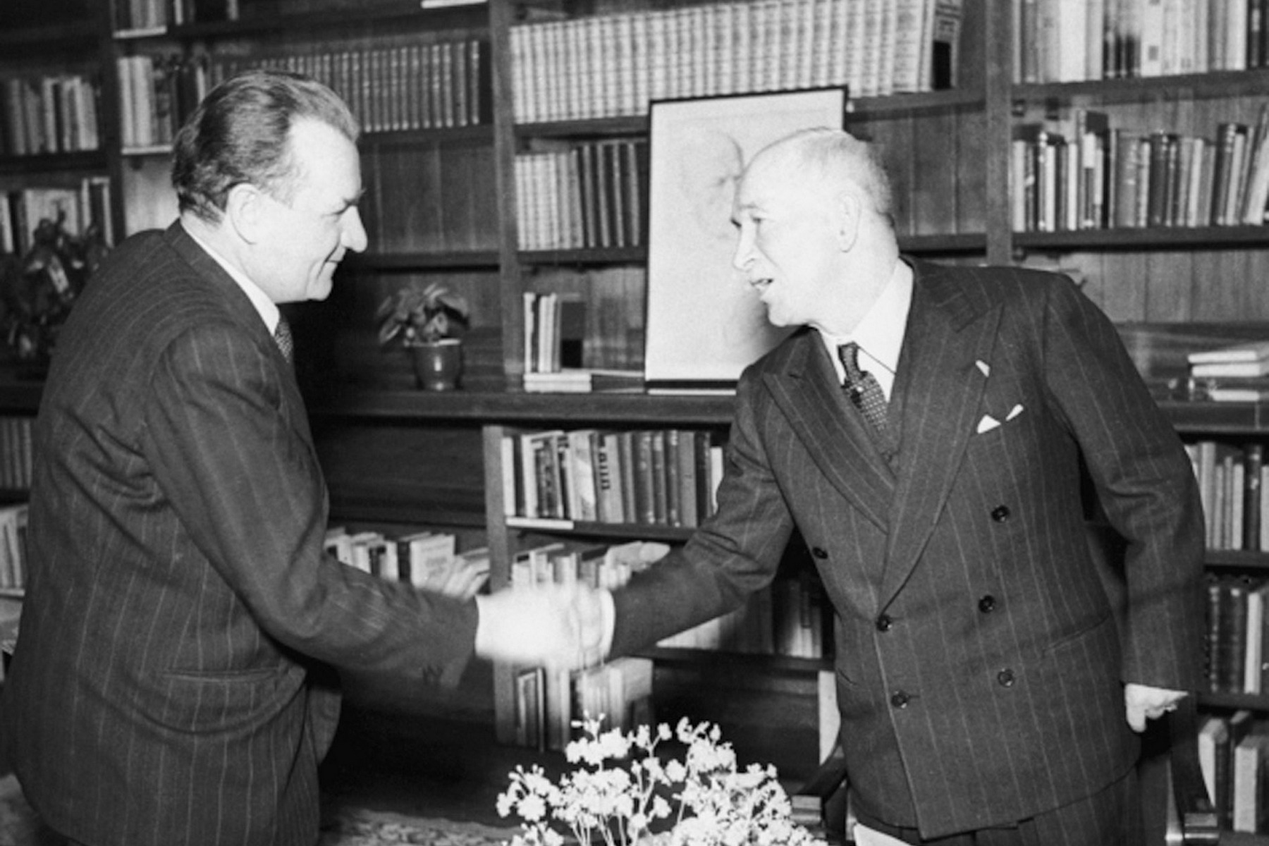 <p>Středa 25. února 1948, <strong>Klement Gottwald</strong> se dostavil k prezidentu <strong>Edvardu Benešovi</strong>.<em> (foto: Profimedia/ČTK)</em></p>