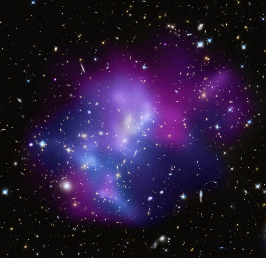 <p>Na základě dat z rentgenové družice Chandra, Hubbleova kosmického dalekohledu a pozemního dalekohledu Keck se vědcům podařilo odhalit srážku vskutku gigantických rozměrů. Ve vzdálenosti 5,4 miliardy světelných let se srazily čtyři kupy galaxií, které postupně splývají v jeden útvar. <strong>Je to největší pozorovaná událost svého druhu.</strong></p>