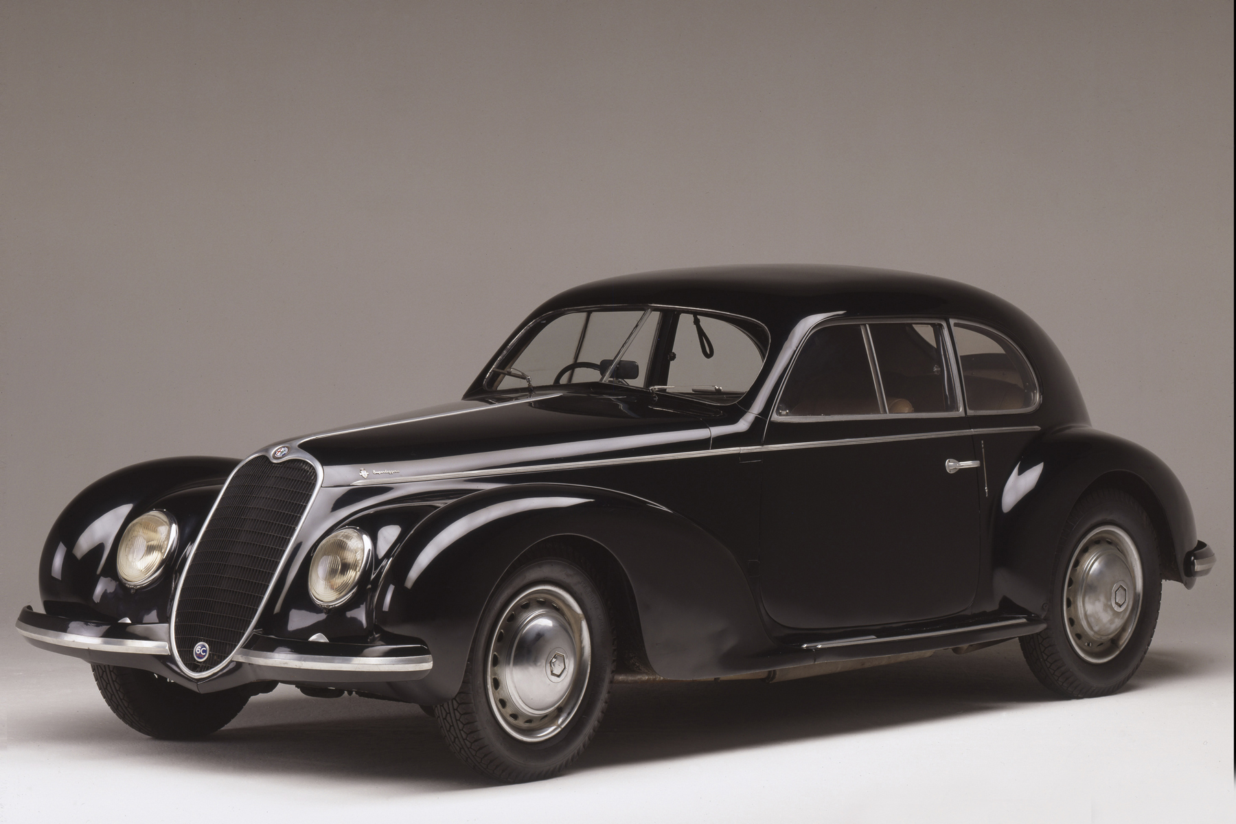 <p>Ačkoliv se během druhé světové války výroba aut téměř zastavila, modelu <strong>6C 2500</strong> se mezi léty 1940 a 1945 vyrobilo několik stovek.</p>
