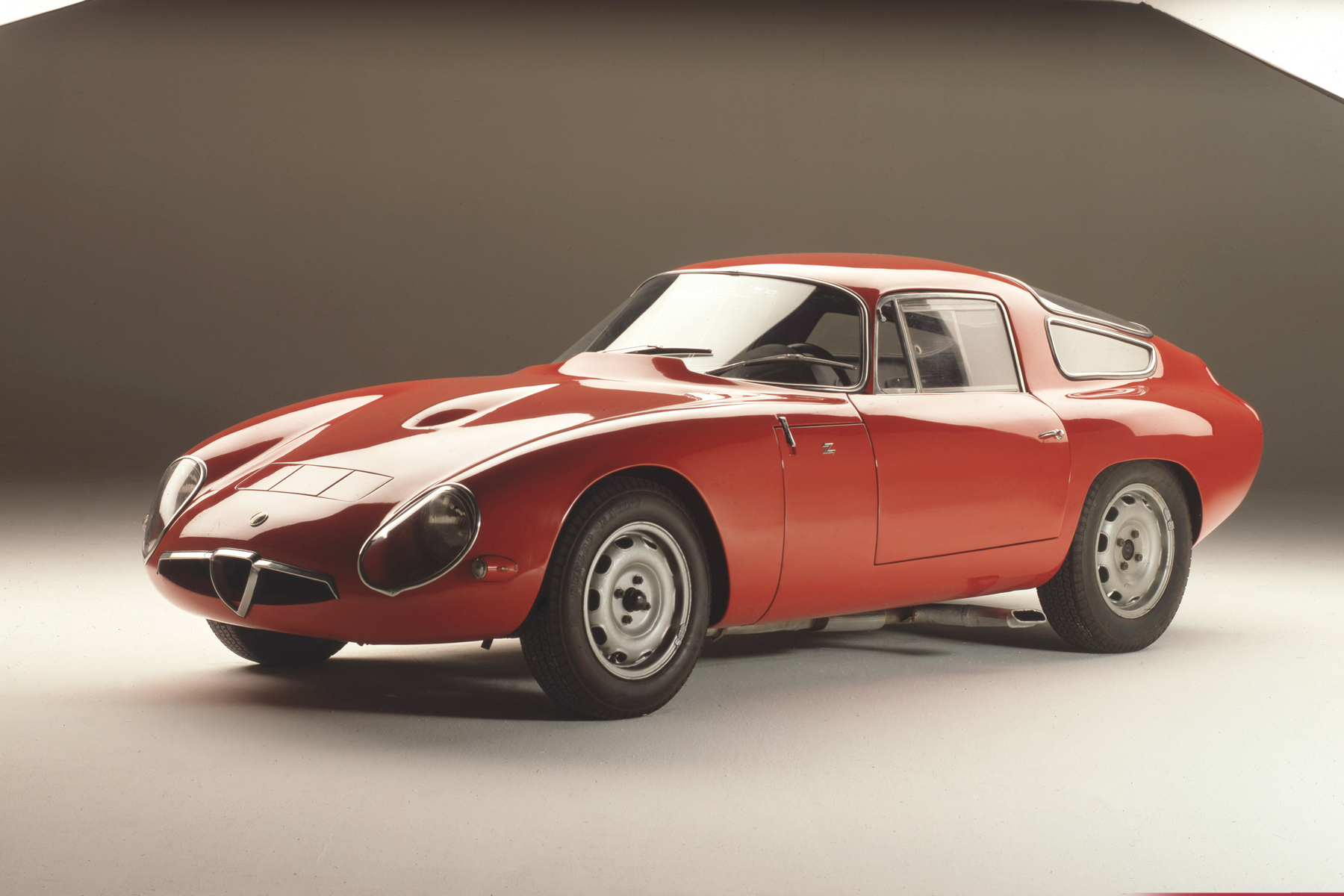 <p><strong>Alfa Romeo Giulia TZ</strong> se stala prvním závodním vozem z oddělení Autodelta, které vzniklo v 60. letech.</p>
