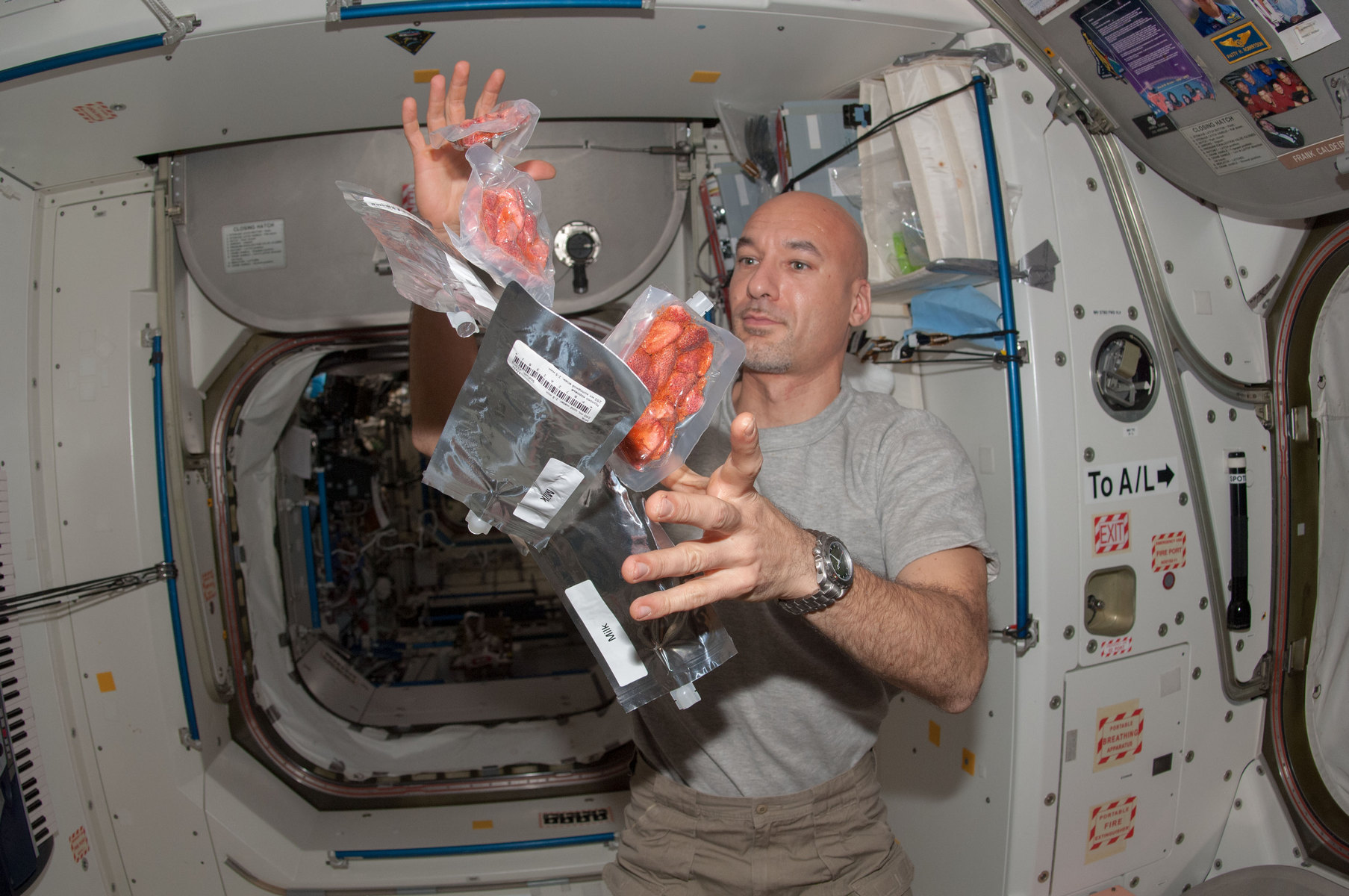 <p>V beztíži ztrácejí astronauti chuť i čich, tudíž dávají přednost kořeněným jídlům.</p>
