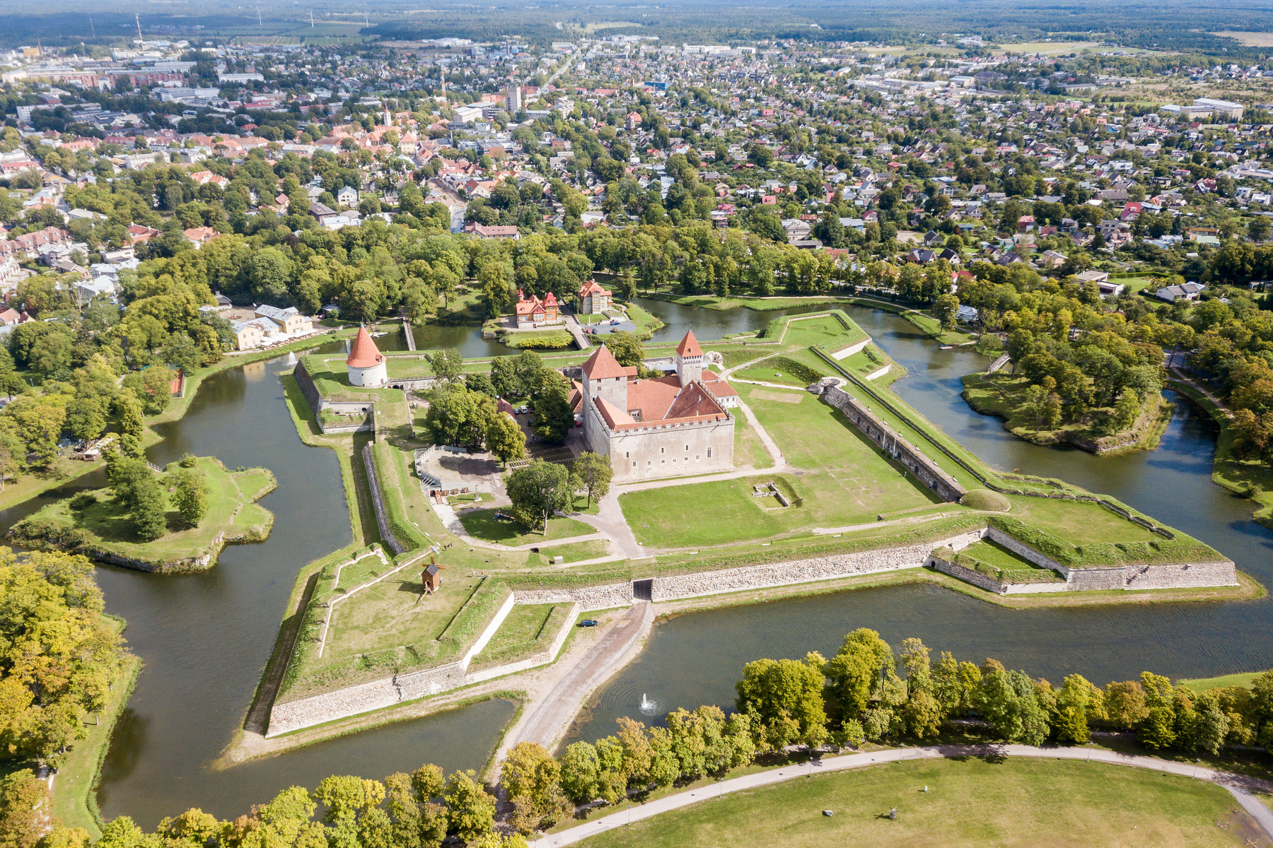 <p>Hlavnímu městu Kuressaare dominuje biskupský hrad s mohutnými hradbami.</p>