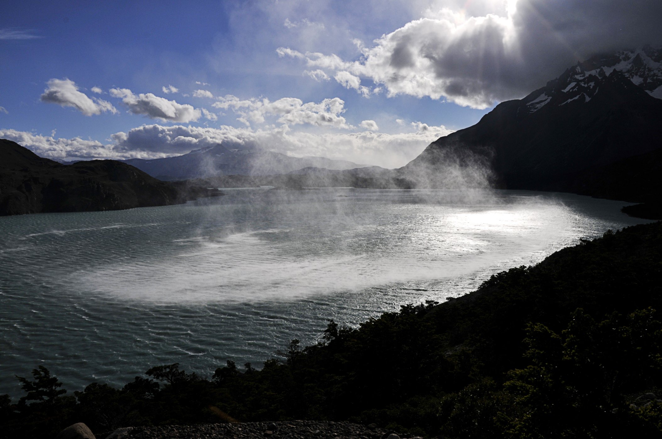 <p>Vítr v Patagonii bývá extrémně silný. Z hladiny jezera <strong>Nordenskjöld</strong> v Torres del Paine takto vytrhává vodní tříšť a vynáší ji do výšky.</p>