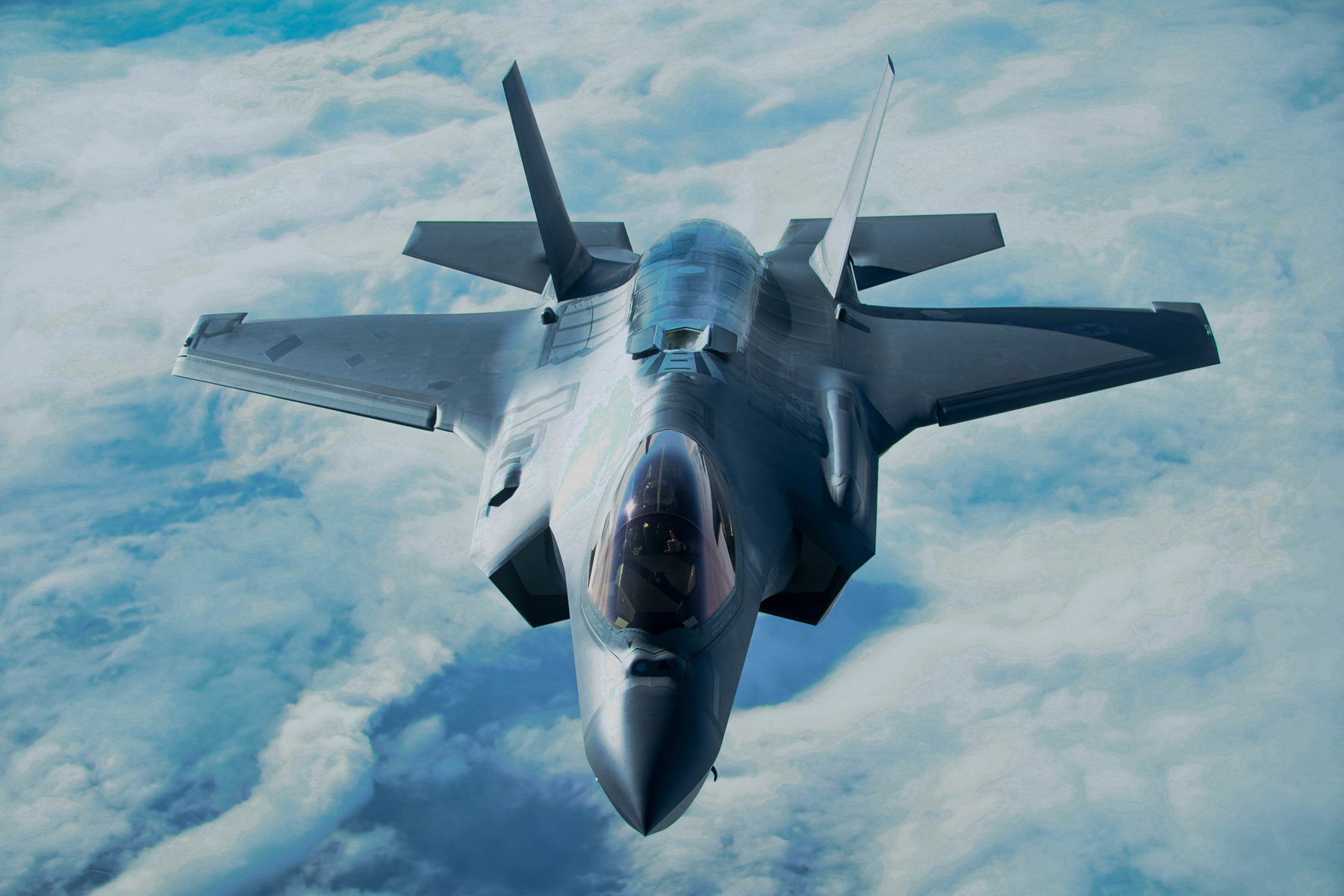 <p>Letoun F-35 vyrábí společnost Lockheed již od roku 2006. Cena jednoho kusu se pohybuje okolo 1,6 miliardy korun.</p>