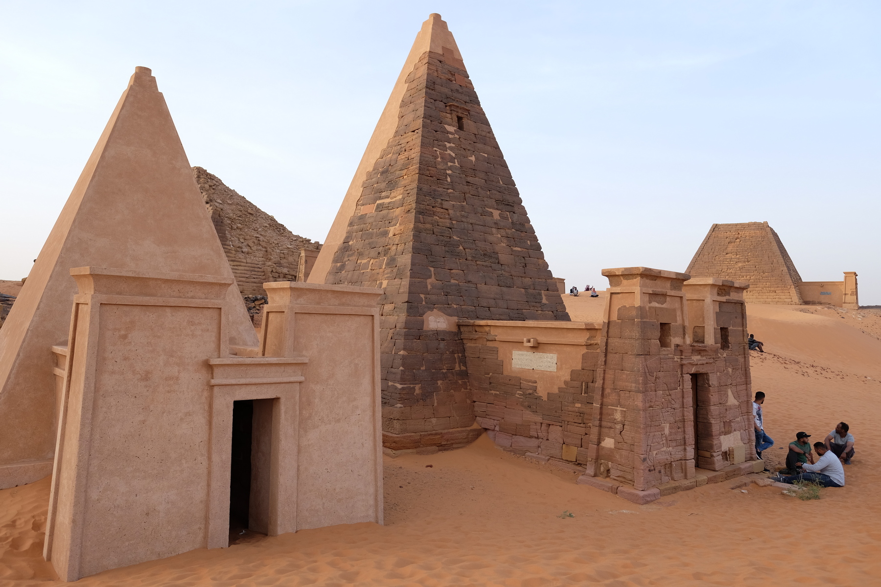 <p>Pyramidy v Meroe odrážejí egyptský vliv. U starověkého města jich stojí téměř dvě stovky.</p>