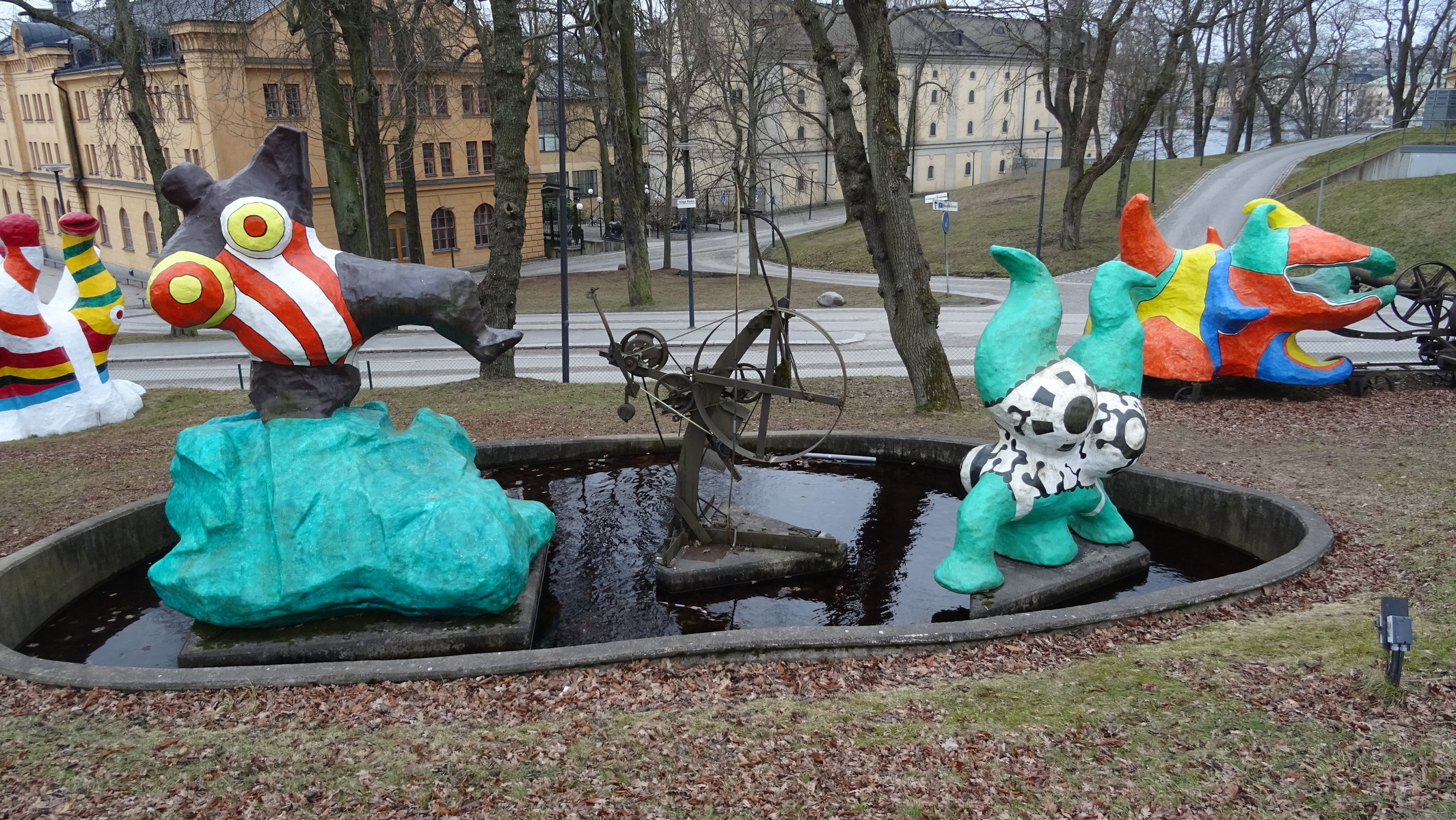 <p>Dílo nazvané <strong><em>Ráj</em></strong> vytvořili u muzea moderního umění <strong>Jean Tinguely</strong> a <strong>Niki de Saint Phalleová</strong>.</p>