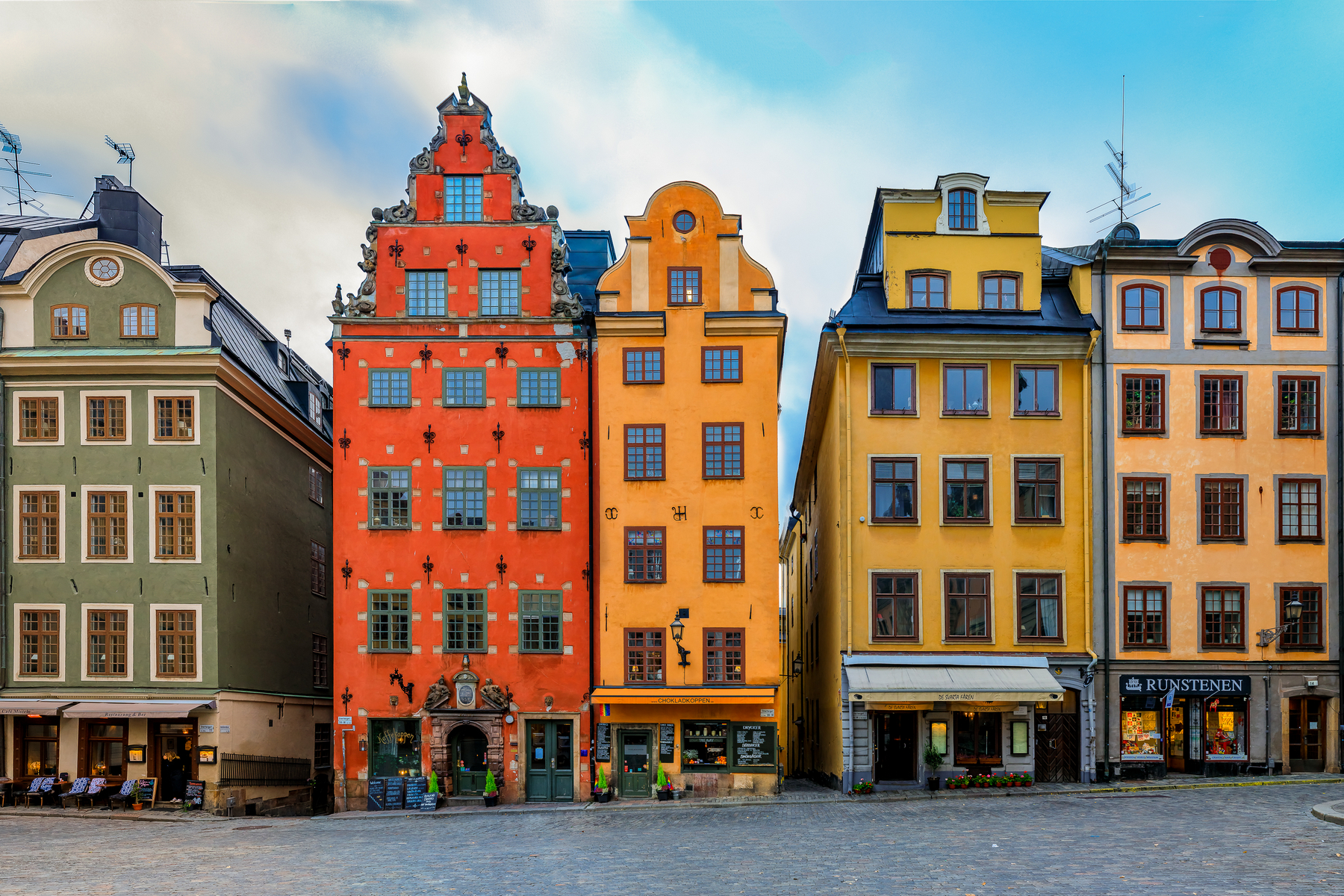 <p>Historické centrum s fasádami vyvedenými v barevných odstínech představuje čtvrť <strong>Gamla stan</strong>.</p>