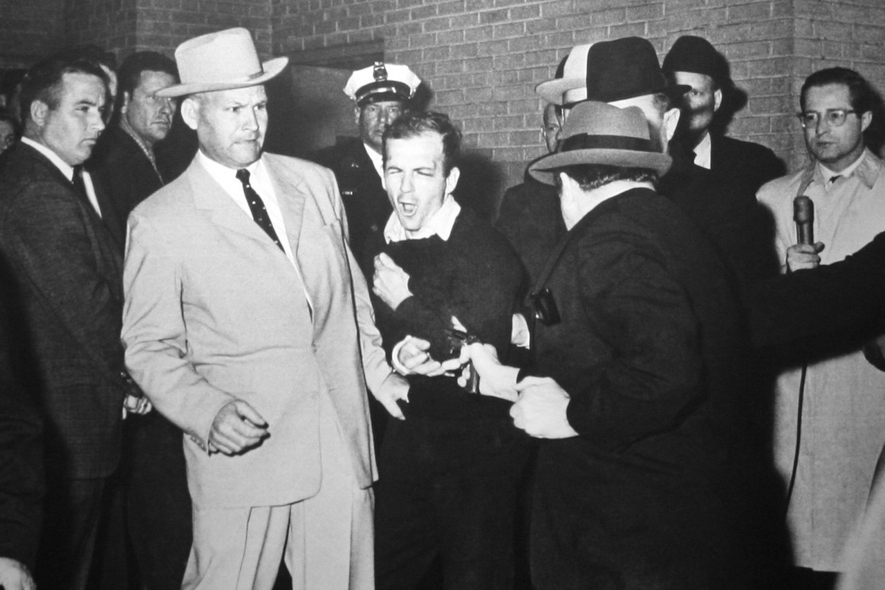 <p><strong>Lee Harvey Oswalda</strong> zastřelil gangster <strong>Jack Leon Rubinstein</strong> před zraky novinářů těsně předtím, než mohl být zatčený muž dopraven do vězení s maximální ostrahou. <em>(foto: Wikmedia Commons, Robert H. Jackson, CC0)</em></p>