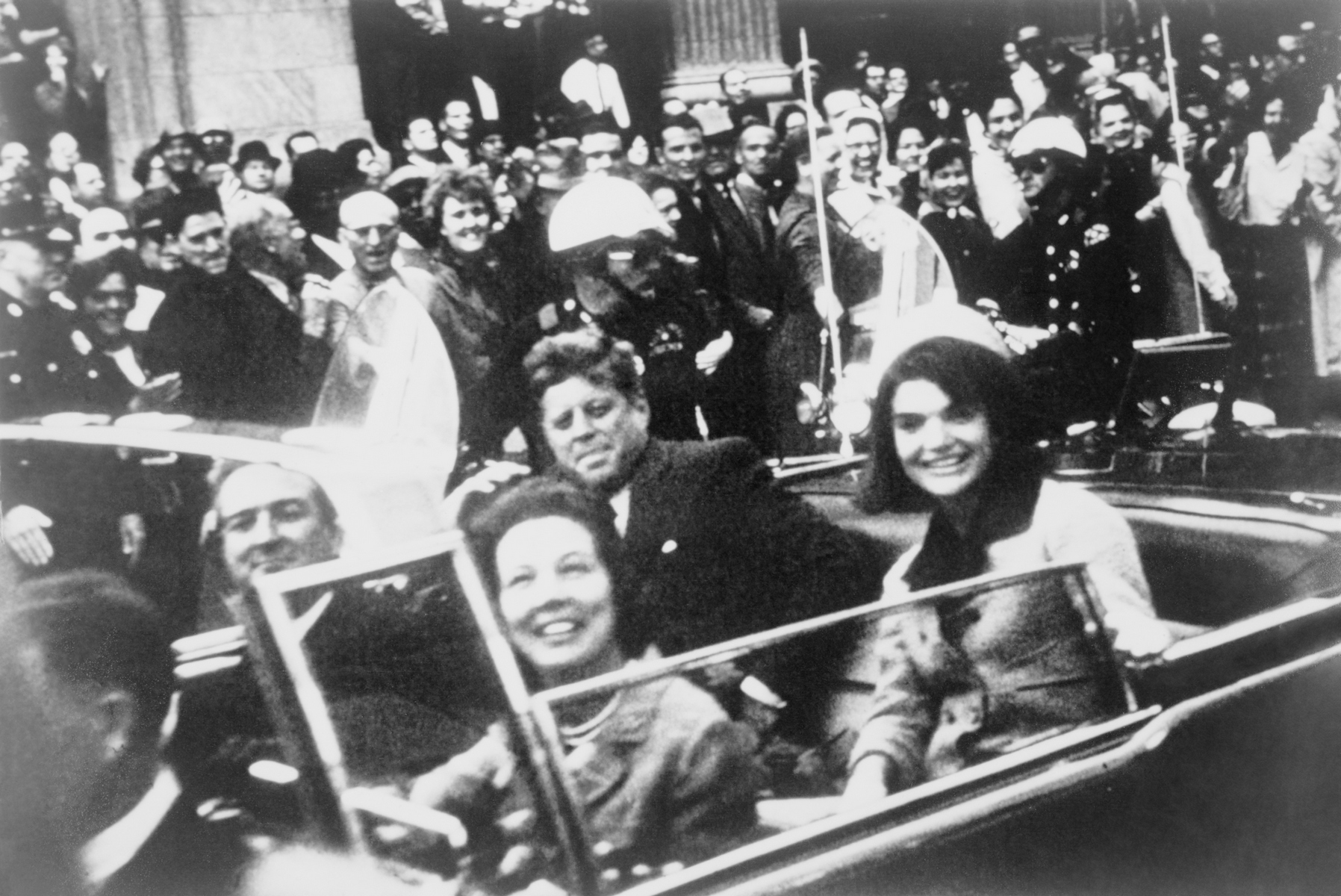 <p><strong>John F. Kennedy</strong> s manželkou <strong>Jacqueline</strong> (uprostřed) a texaský guvernér <strong>John Connally</strong> s manželkou <strong>Nellie</strong> pár sekund před atentátem. <em>(foto: Wikimedia Commons, Library of Congress, Victor Hugo King, CC0)</em></p>