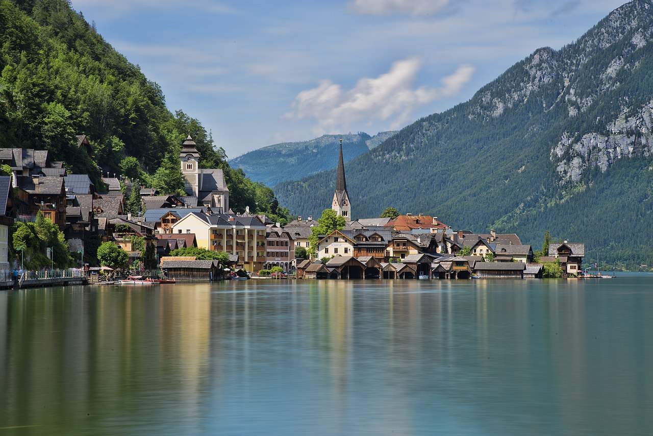 <p>Rakouský Halštat (Hallstatt) vypadá jako z pohádky. Jeho architektura je součástí kulturního dědictví UNESCO. <em>(foto: Wikimedia Commons, chensiyuan, CC BY-SA 4.0)</em></p>